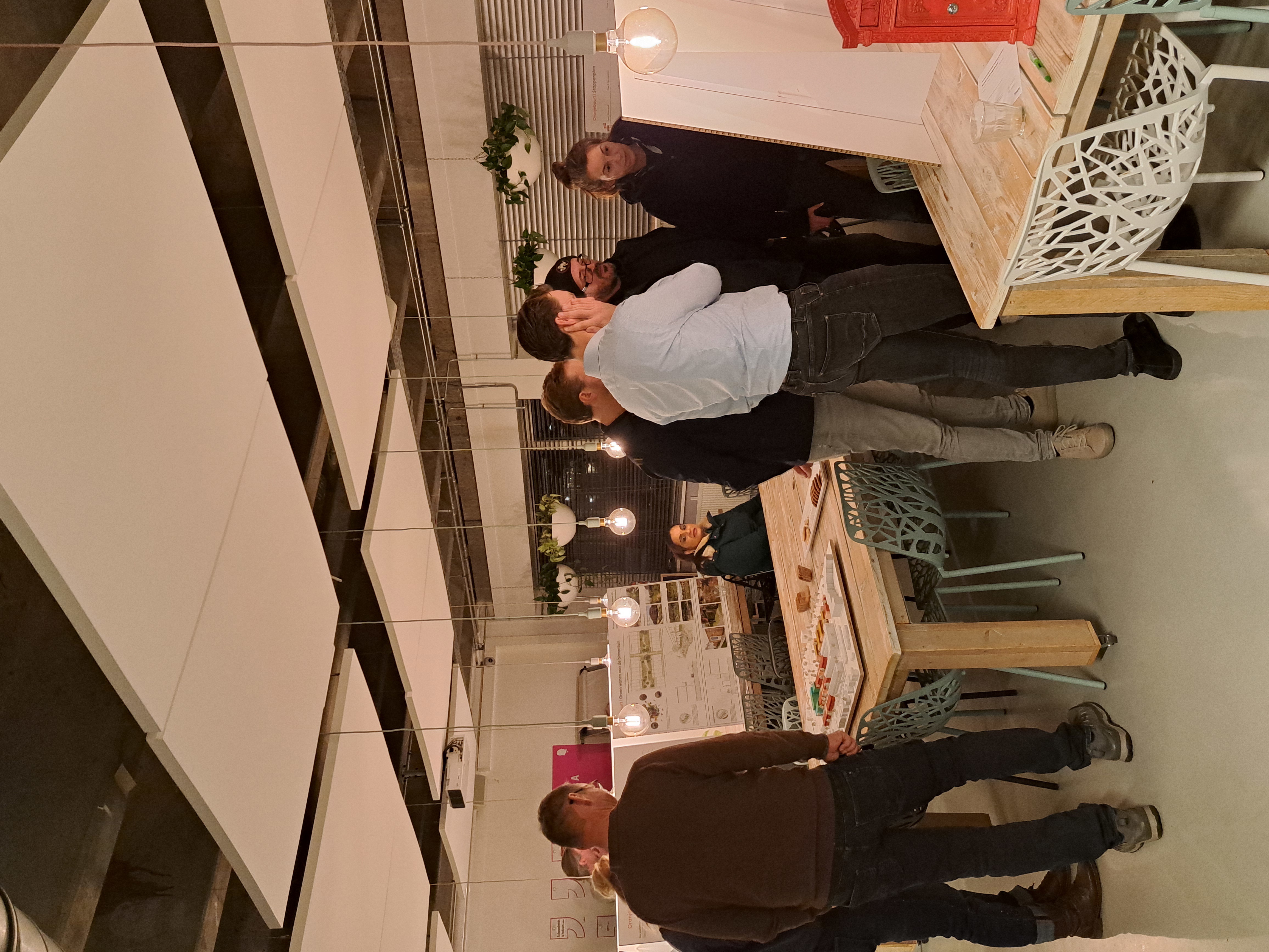 Belangstellenden bij de inloopbijeenkomst 20 november 2025