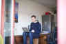 Illustratieve afbeelding: man met laptop op schoot