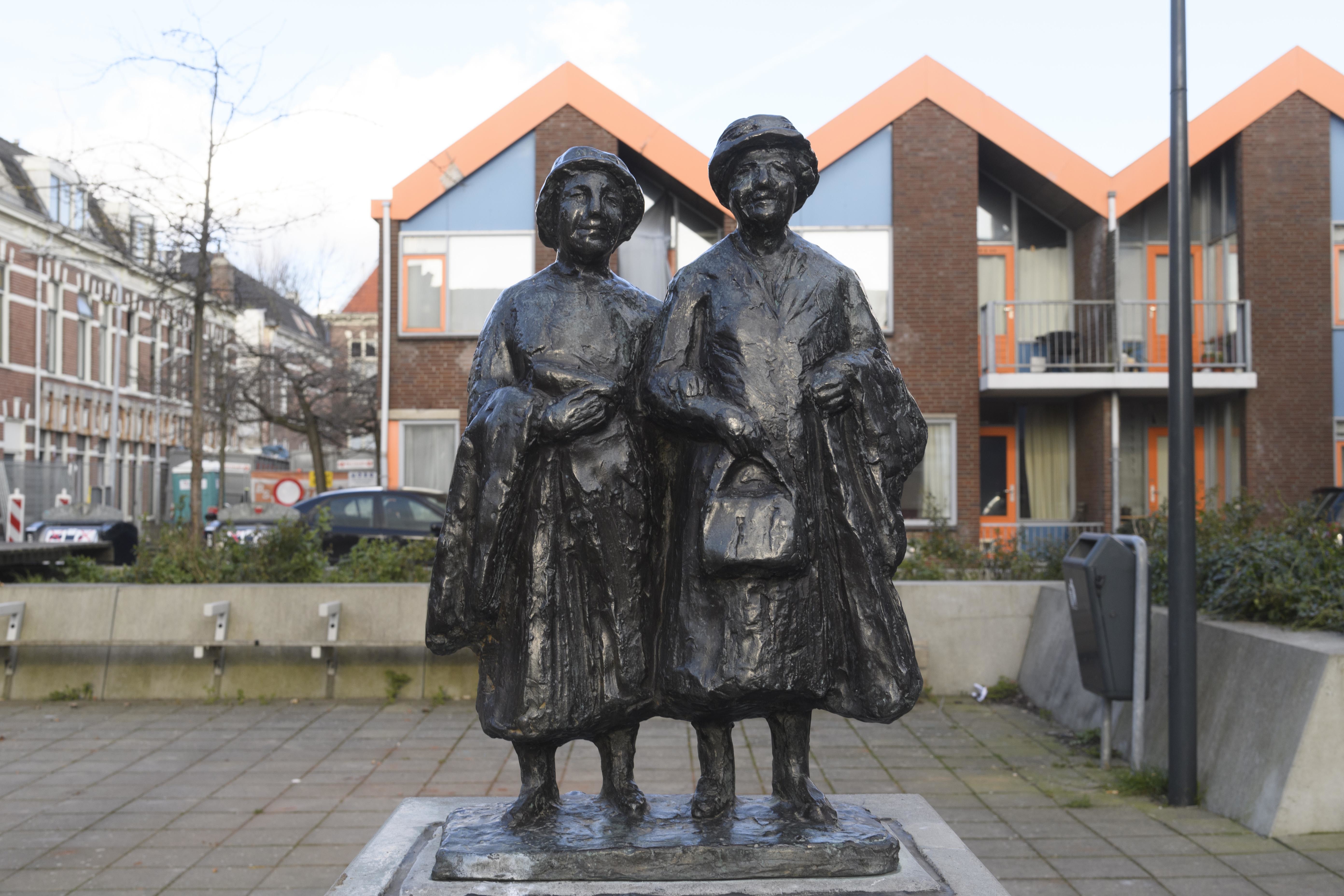 Rozenprieel Kunstwerk Op Pleintje