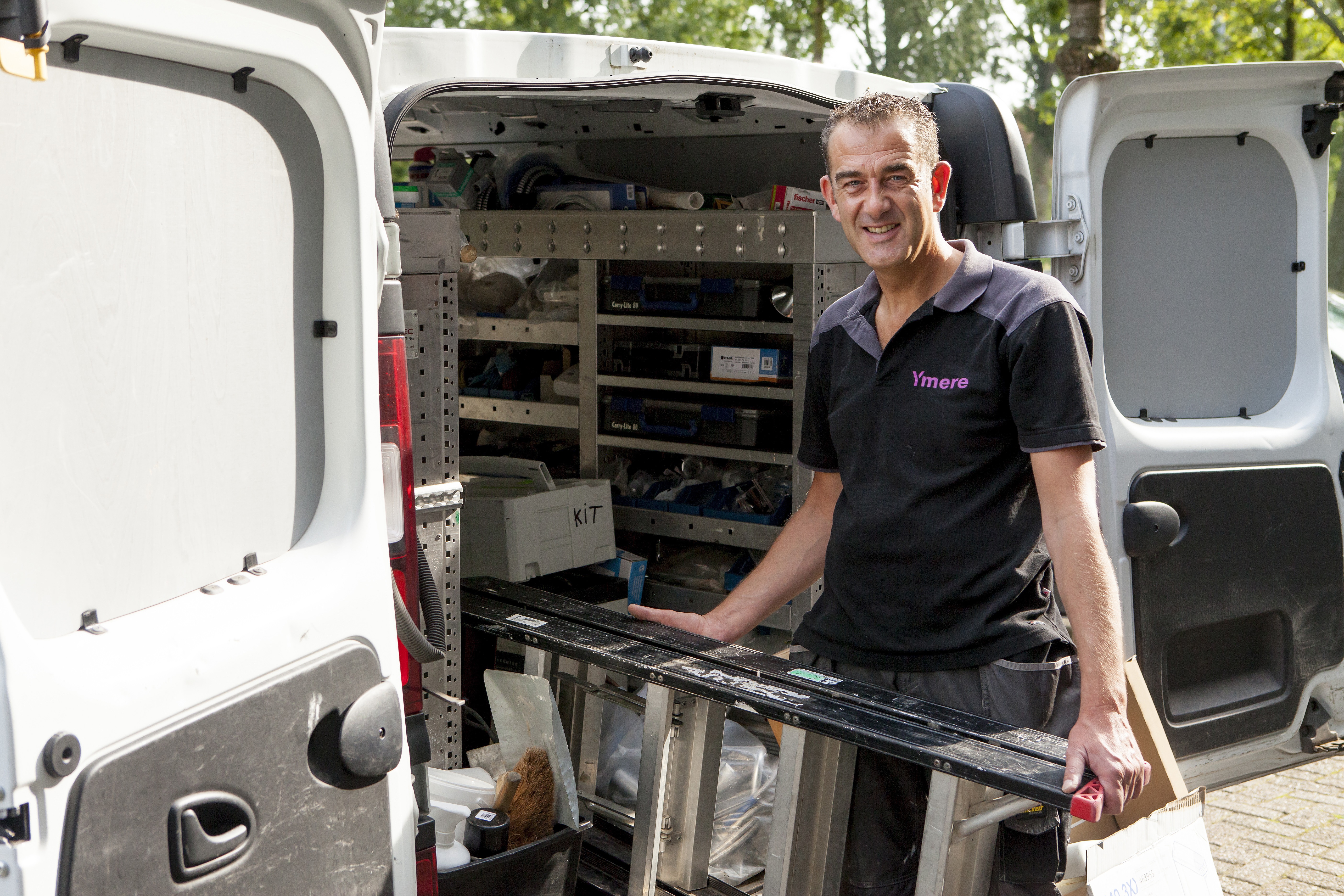 Een servicemonteur van Ymere