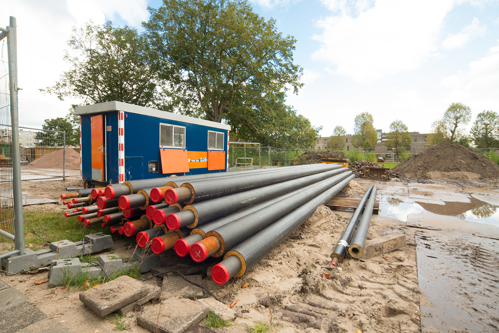 De transportbuizen voor stadswarmte liggen klaar om ingegraven te worden.