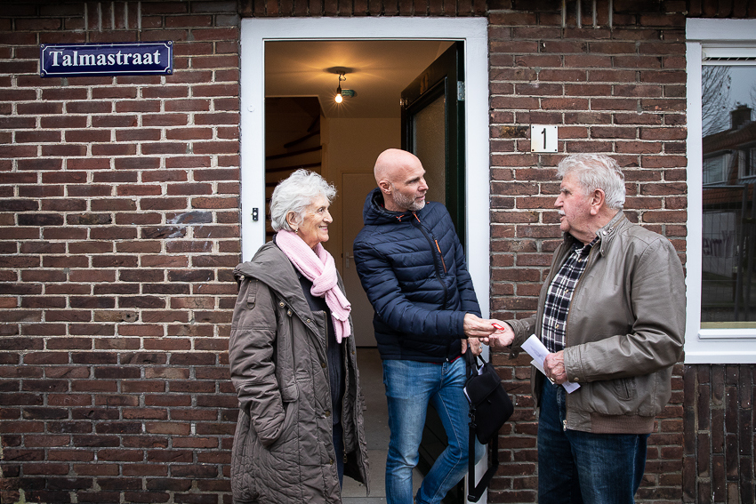Bewoners ontvangen de sleutel / foto: Martine Goulmy