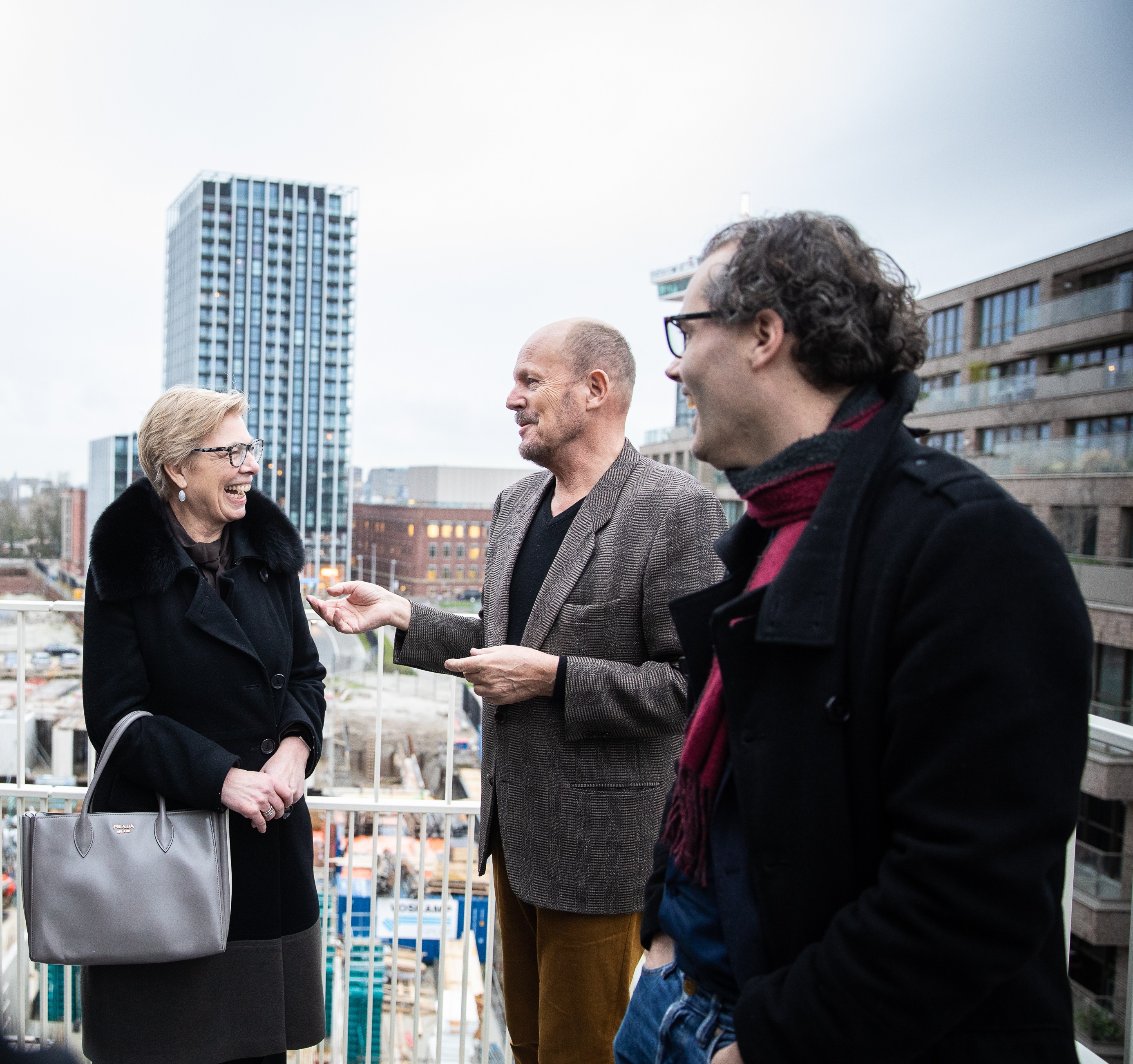 Karin Laglas in gesprek met Jaap Bollee en Laurens Ivens buiten op het balkon