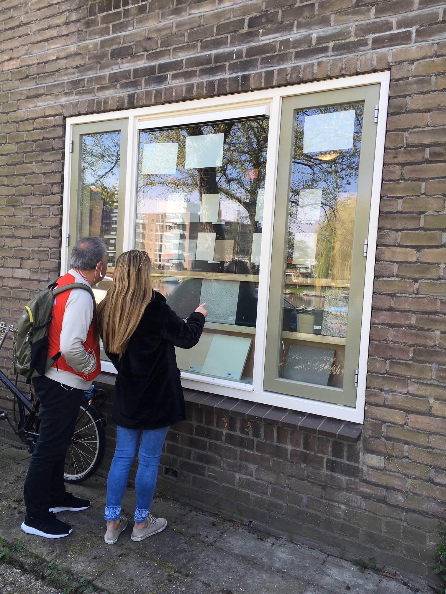 Om bewoners in deze coronatijd te helpen bij de keuze van sanitair of keukenafwerking, heeft Ymere aan de Zomervaart de ramen van een proefwoning ingericht als etalage. Zo kunnen bewoners de mogelijkheden zien, zonder dat ze in een ruimte staan met veel mensen.