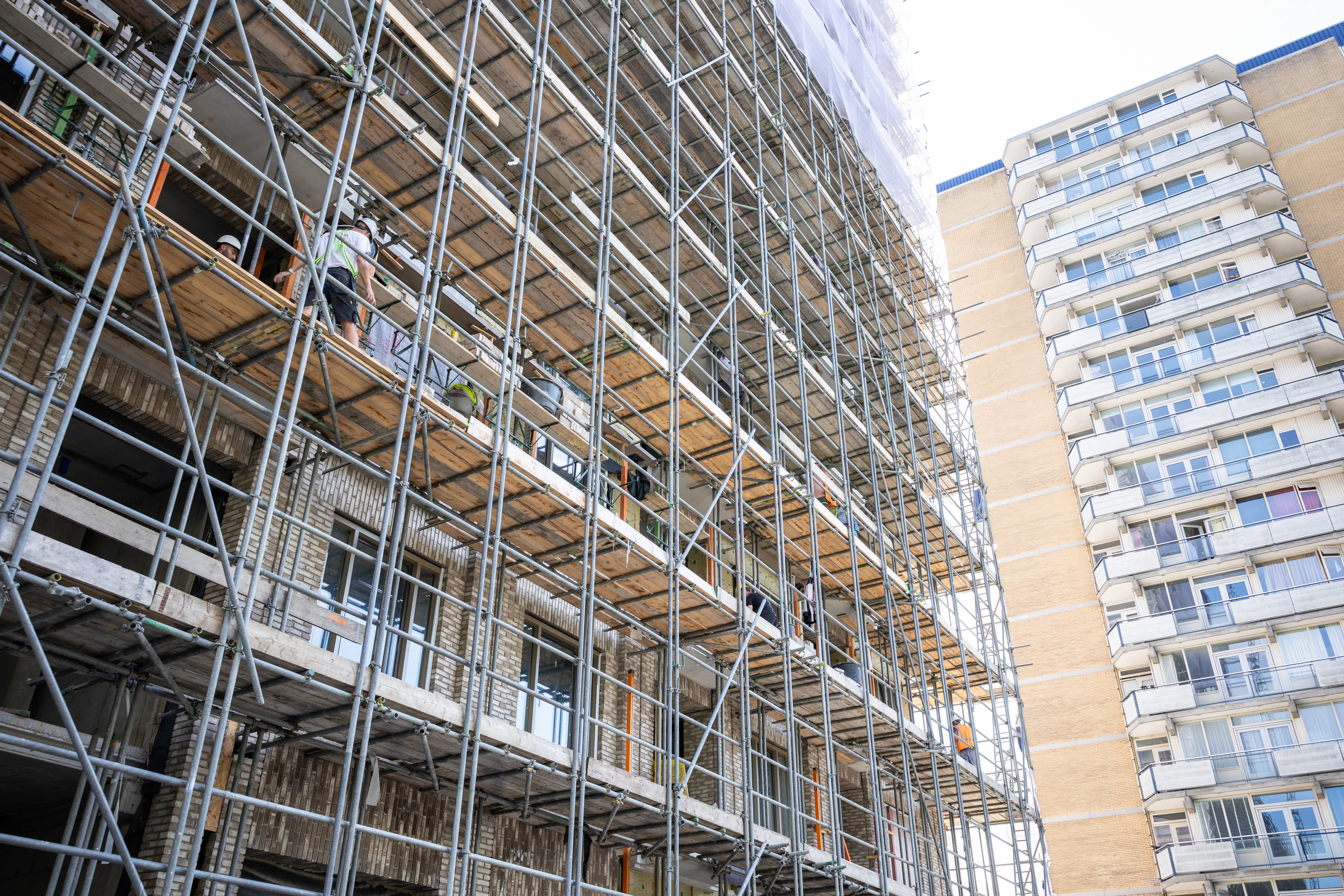 Ondertussen gaat de bouw door
