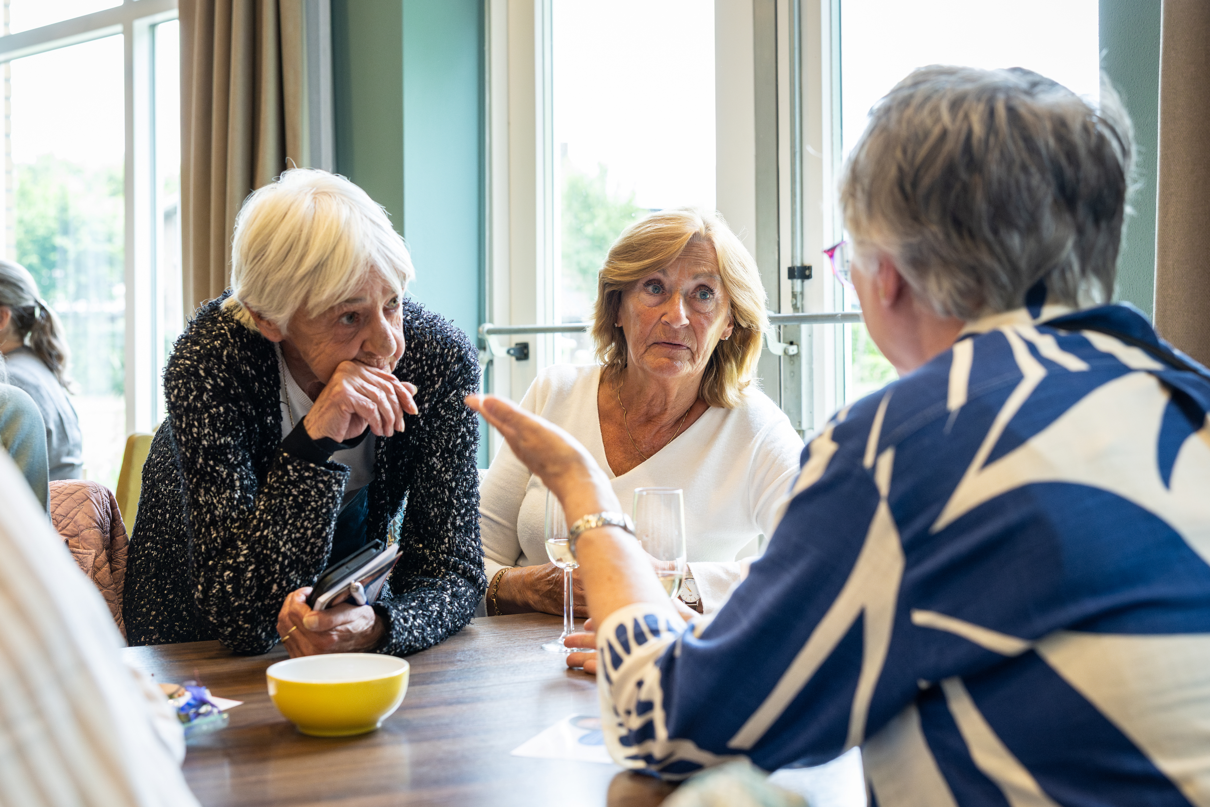 Bepp in het midden doet veel voor haar buren