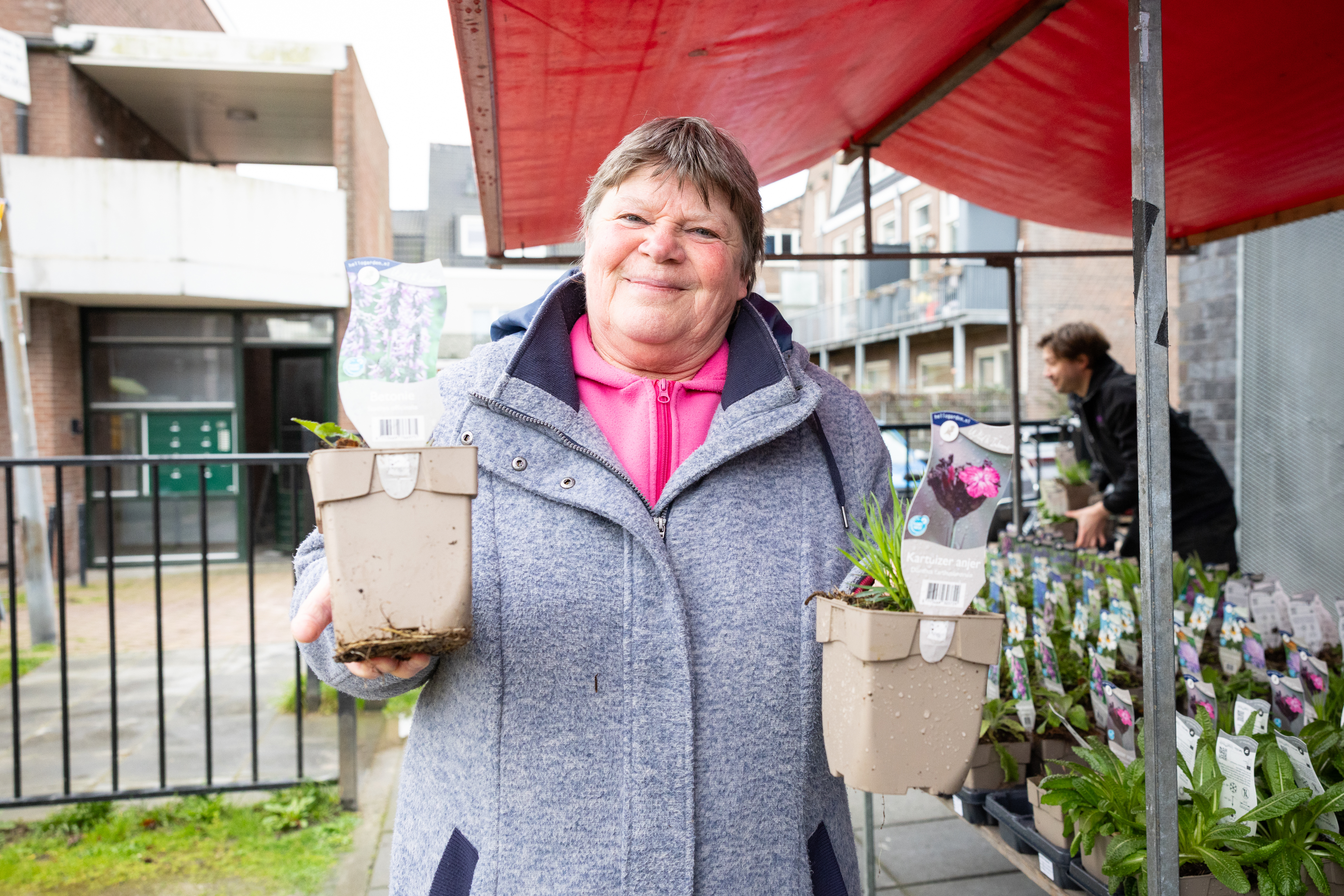 Bewoners hebben meer dan 200 plantjes bij onze kraam opgehaald, waar ze ook hulp en advies kregen