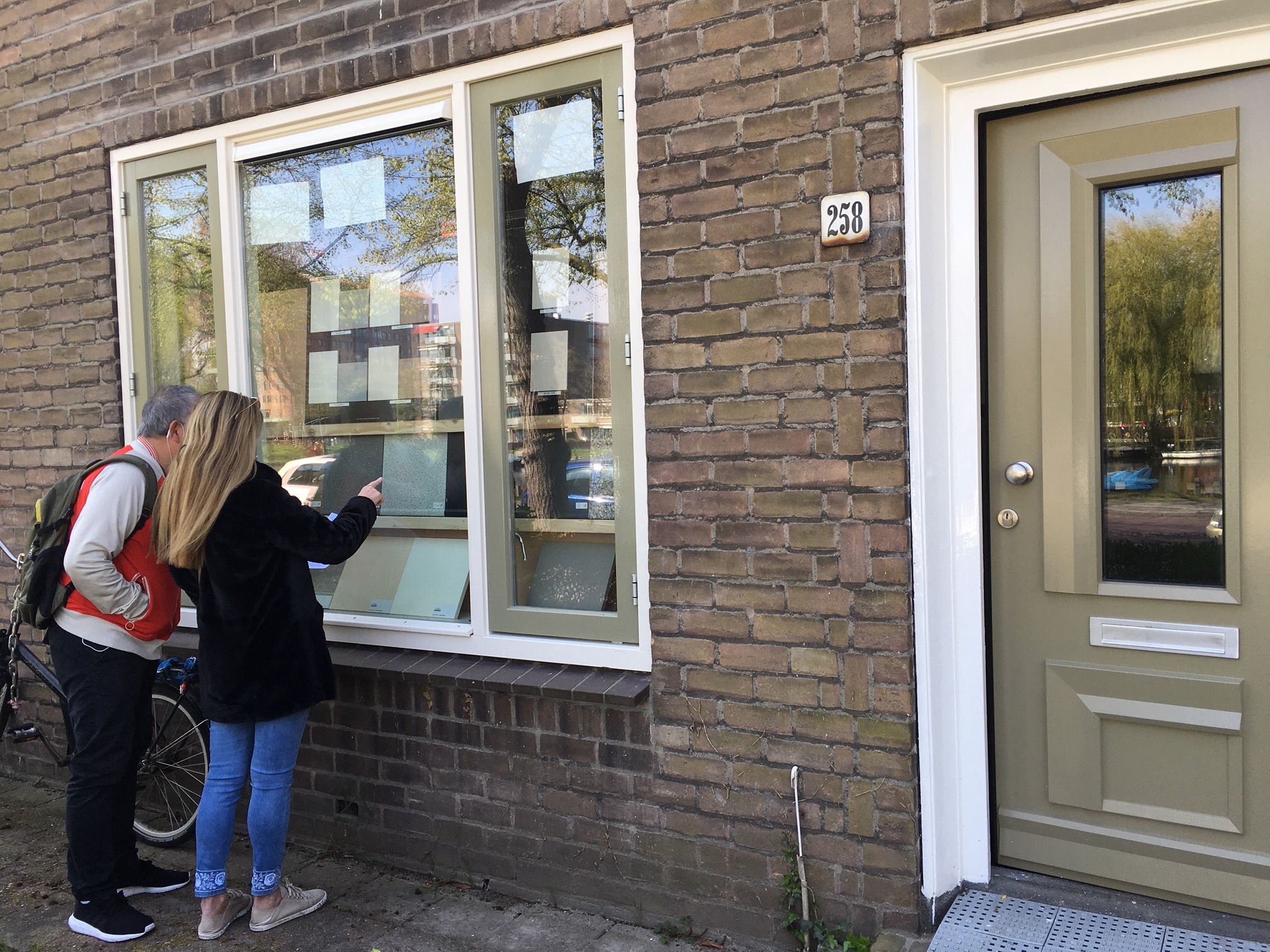 Huurders Kijken In Etalage