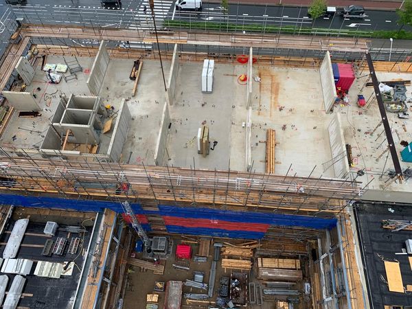 De contouren van het gebouw staan