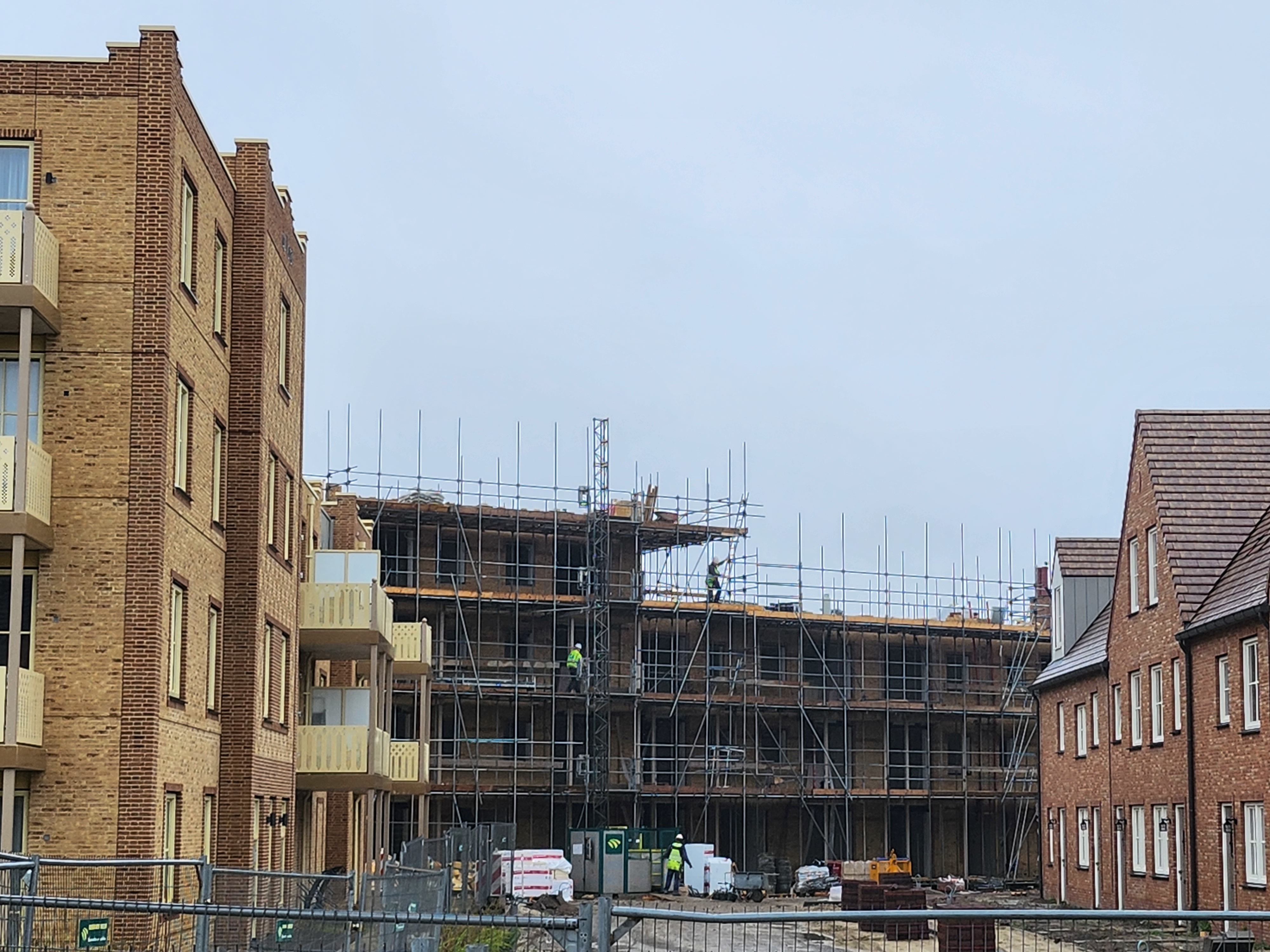 Het nieuwe appartementengebouw staat nu nog in de steigers