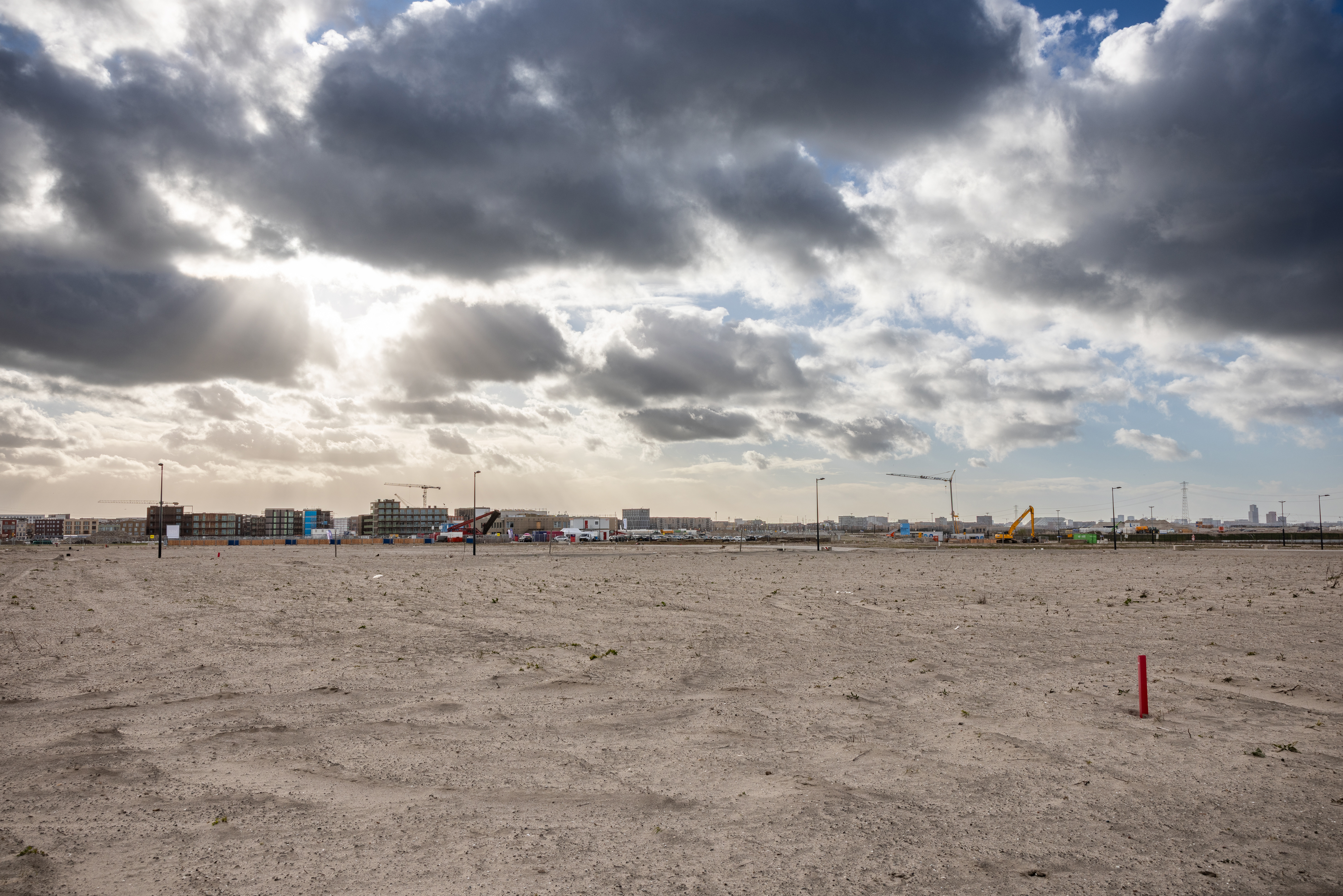 Het is hier nog een zandvlakte, maar straks wonen hier mensen