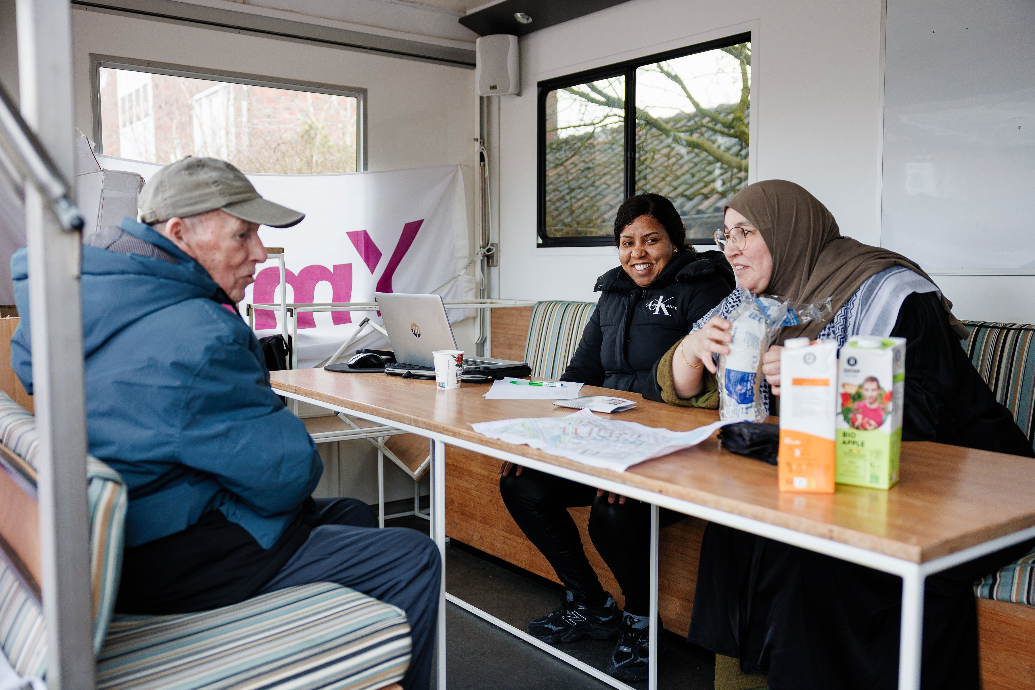 Bewoners konden in de bus meteen een melding doen