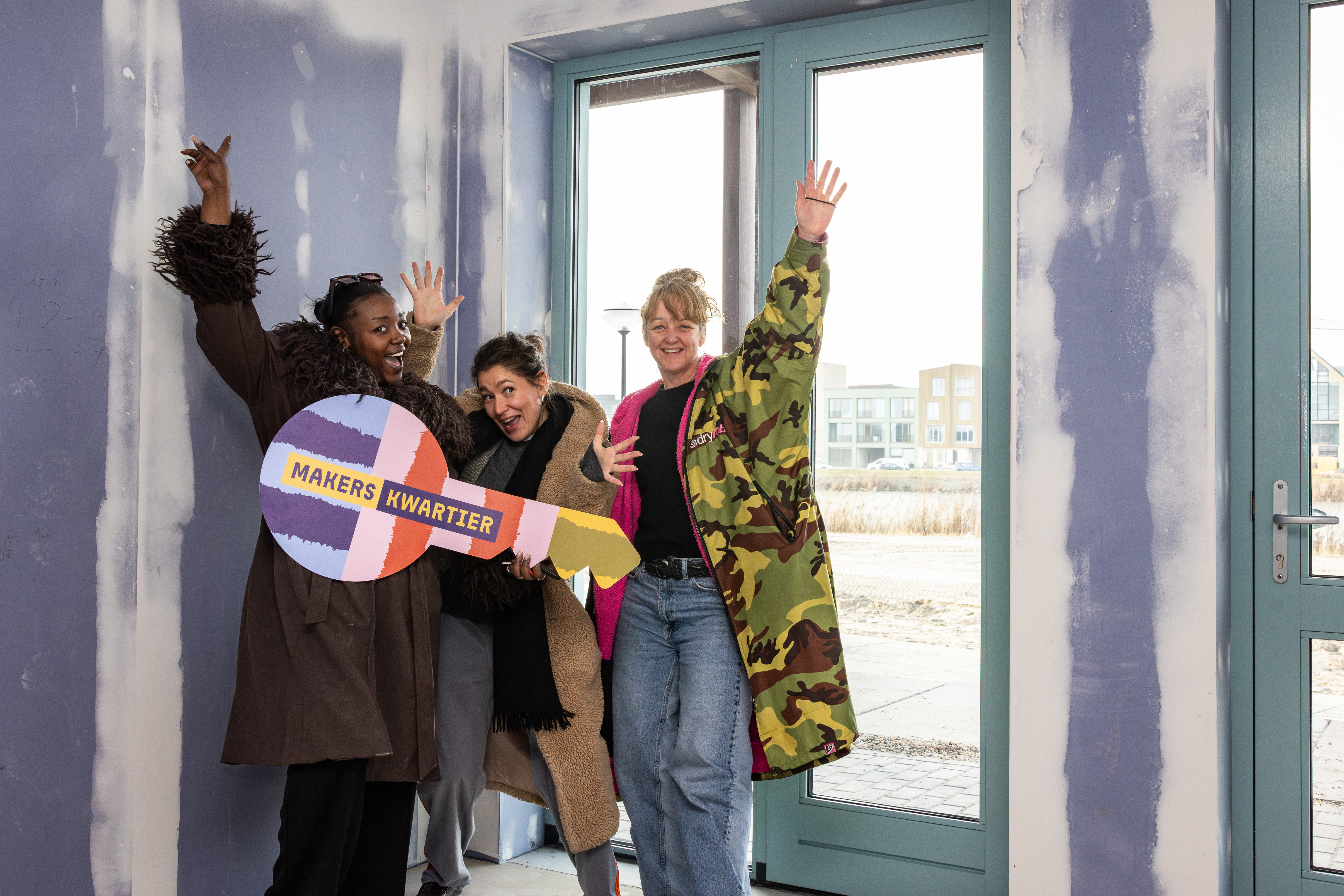 Dinah, Rosan en Jet in Dinah's woning aan het water