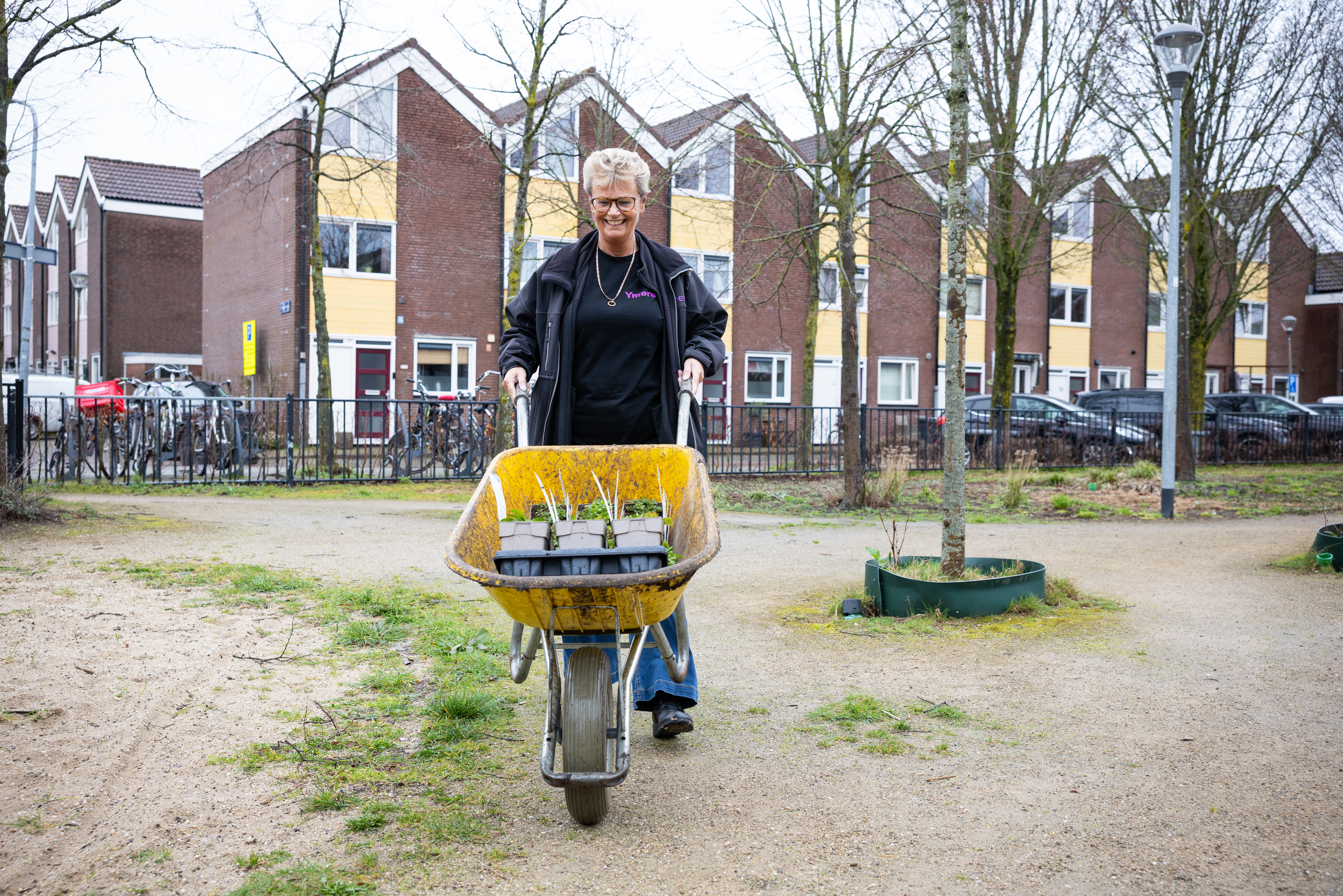 Karin (onze wijkbeheerder) en Joris (onze consulent gebiedsbeheer), dé gezichten van het Rozenprieel, stonden klaar voor de bewoners