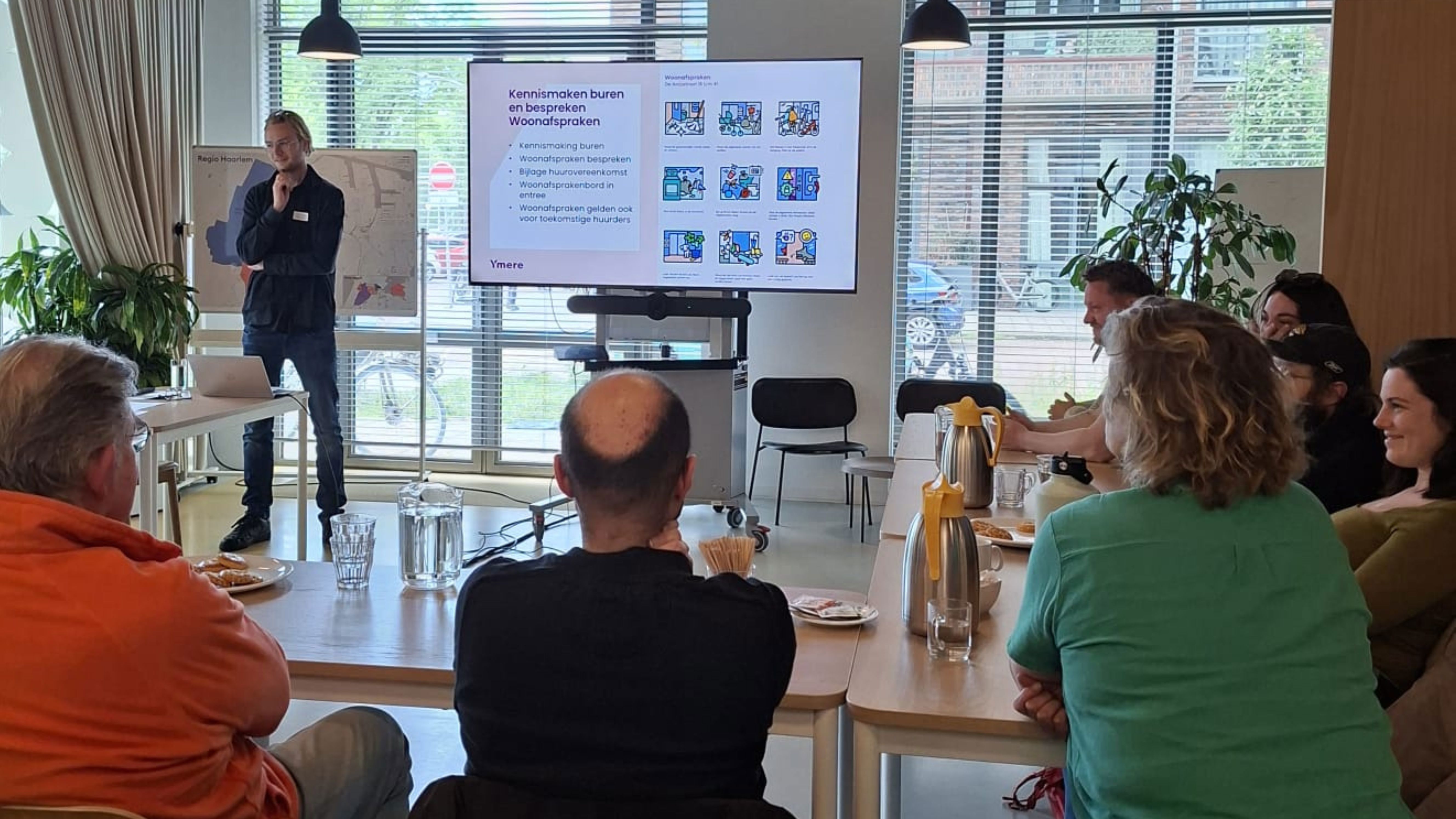 Hidde (consulent gebiedsbeheer) presenteert tijdens ‘Prettig Wonen Doen we Samen