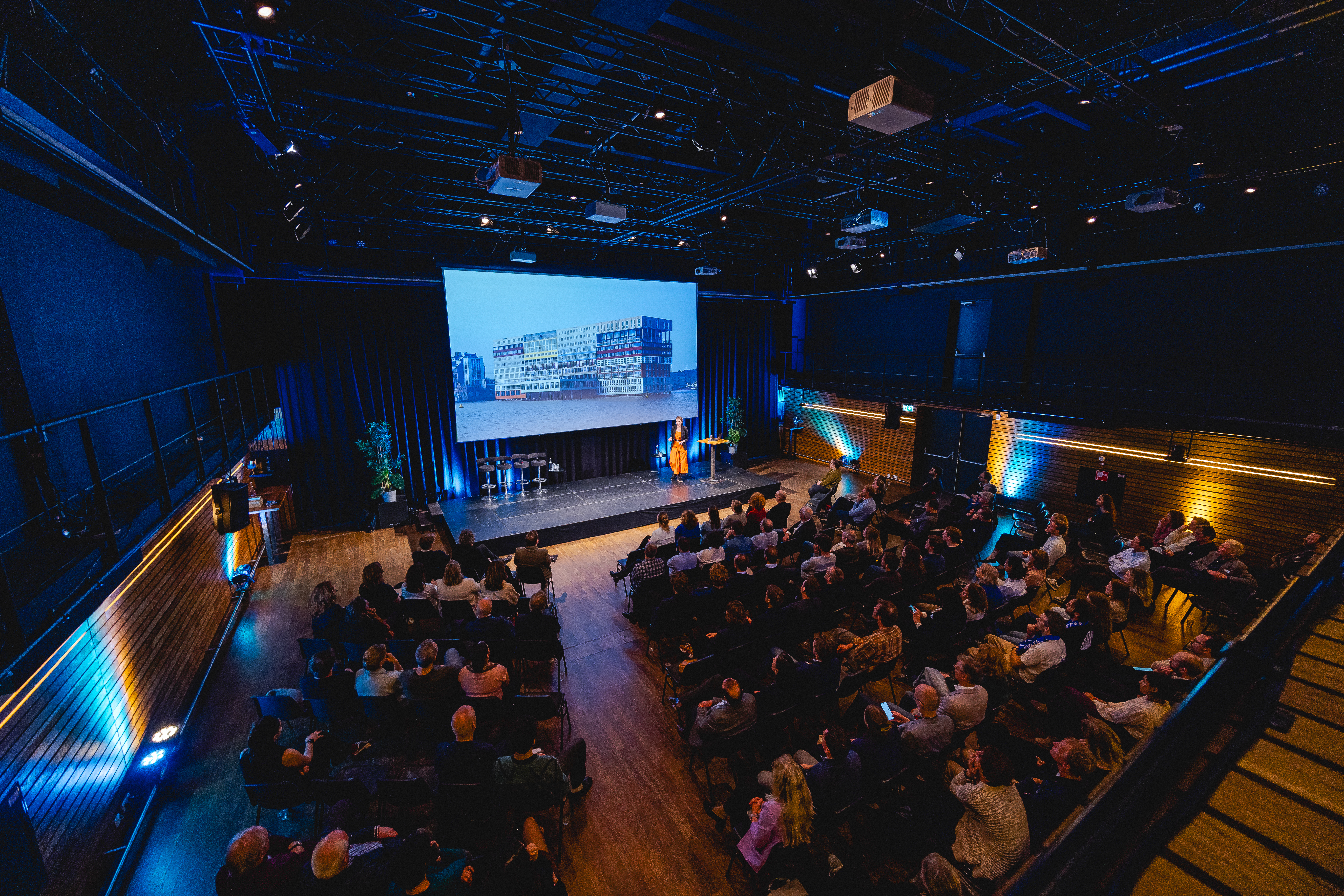 Een volle zaal voor het verhaal van Sanne