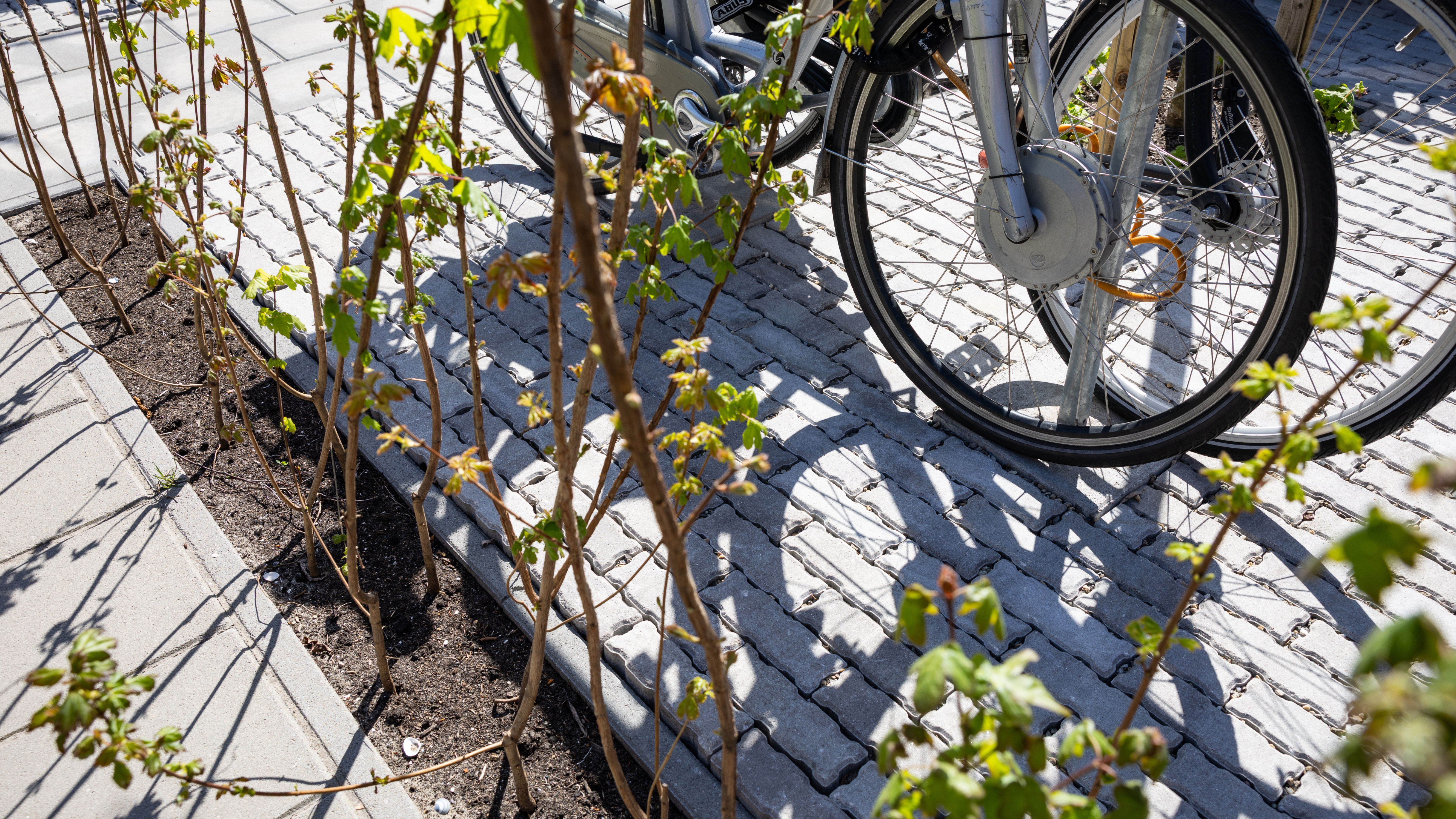 De fietsenstalling heeft waterdoorlatende tegels