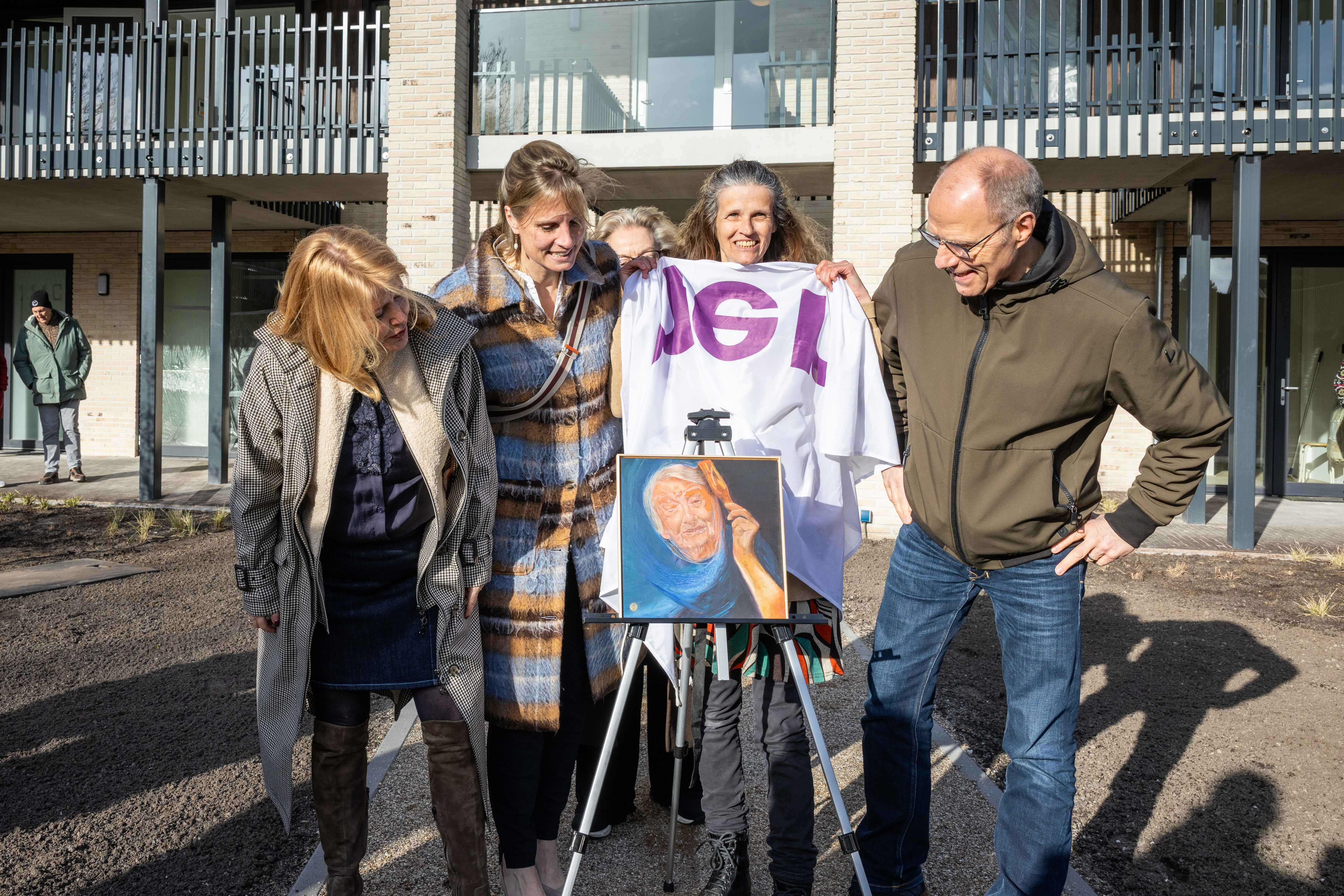 Het achternichtje maakte een kunstwerk van haar tante voor in het trappenhuis