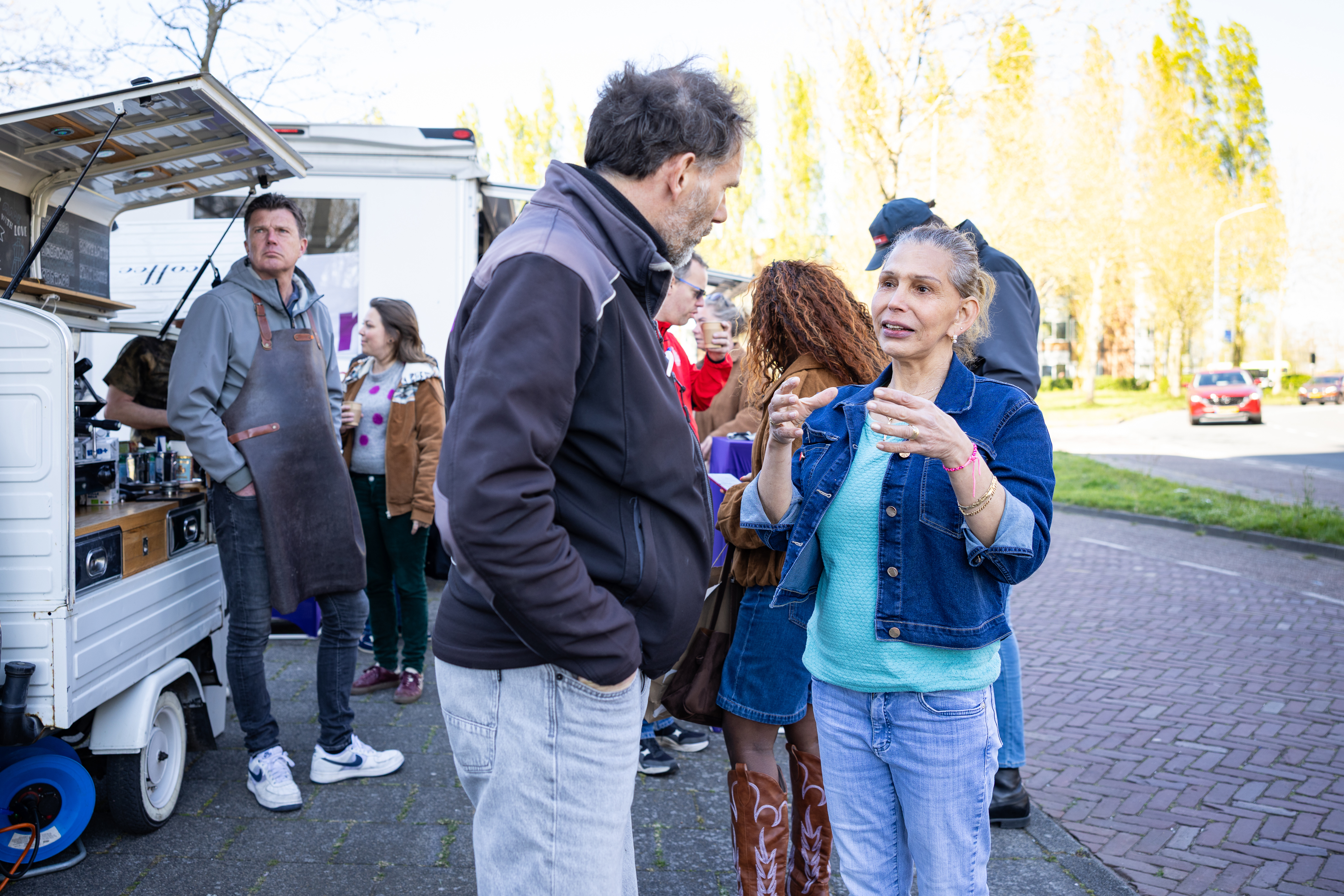 Wim in gesprek met een buurtbewoner en er was verse koffie