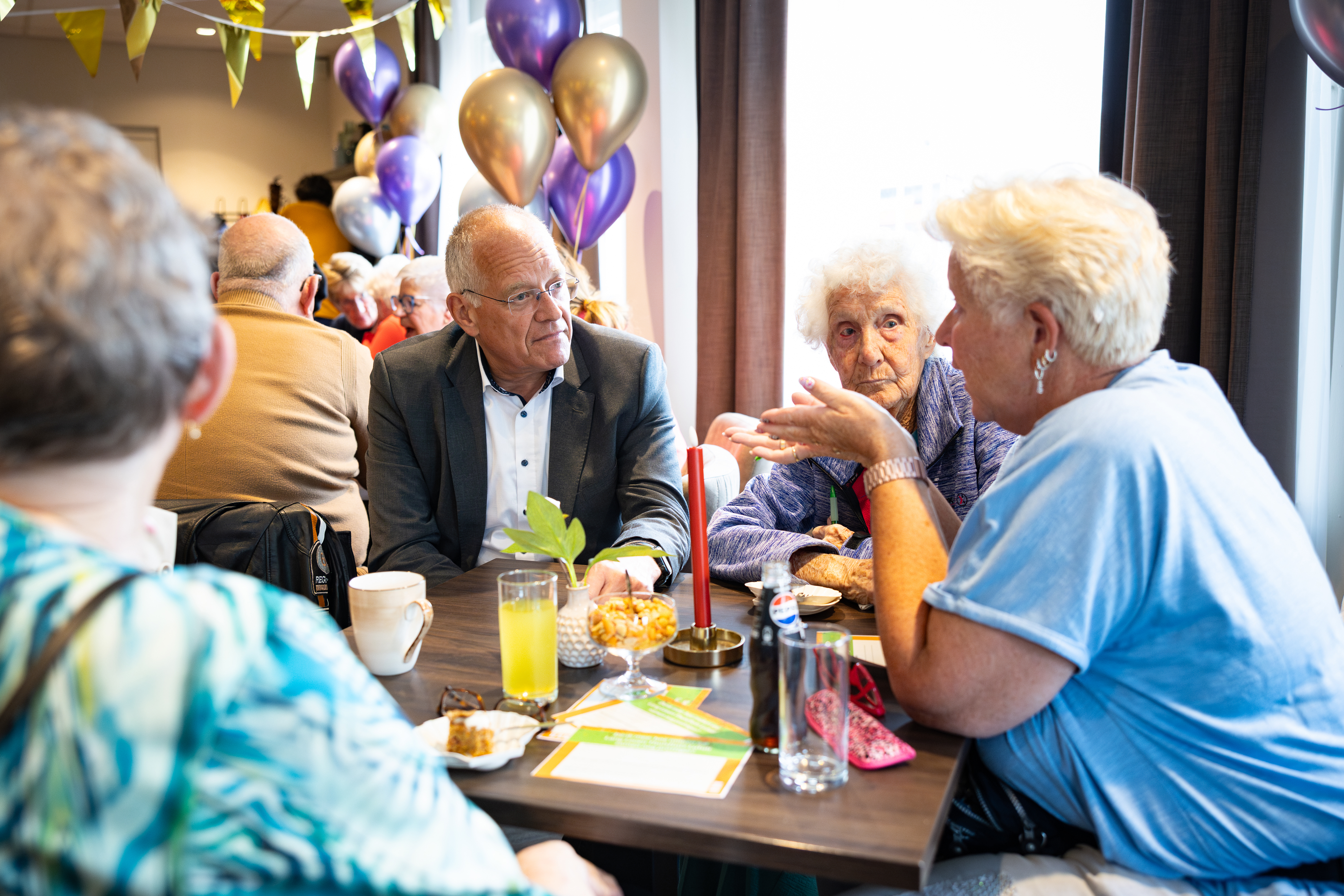 Onze directievoorzitter Erik Gerritsen in gesprek met bewoners