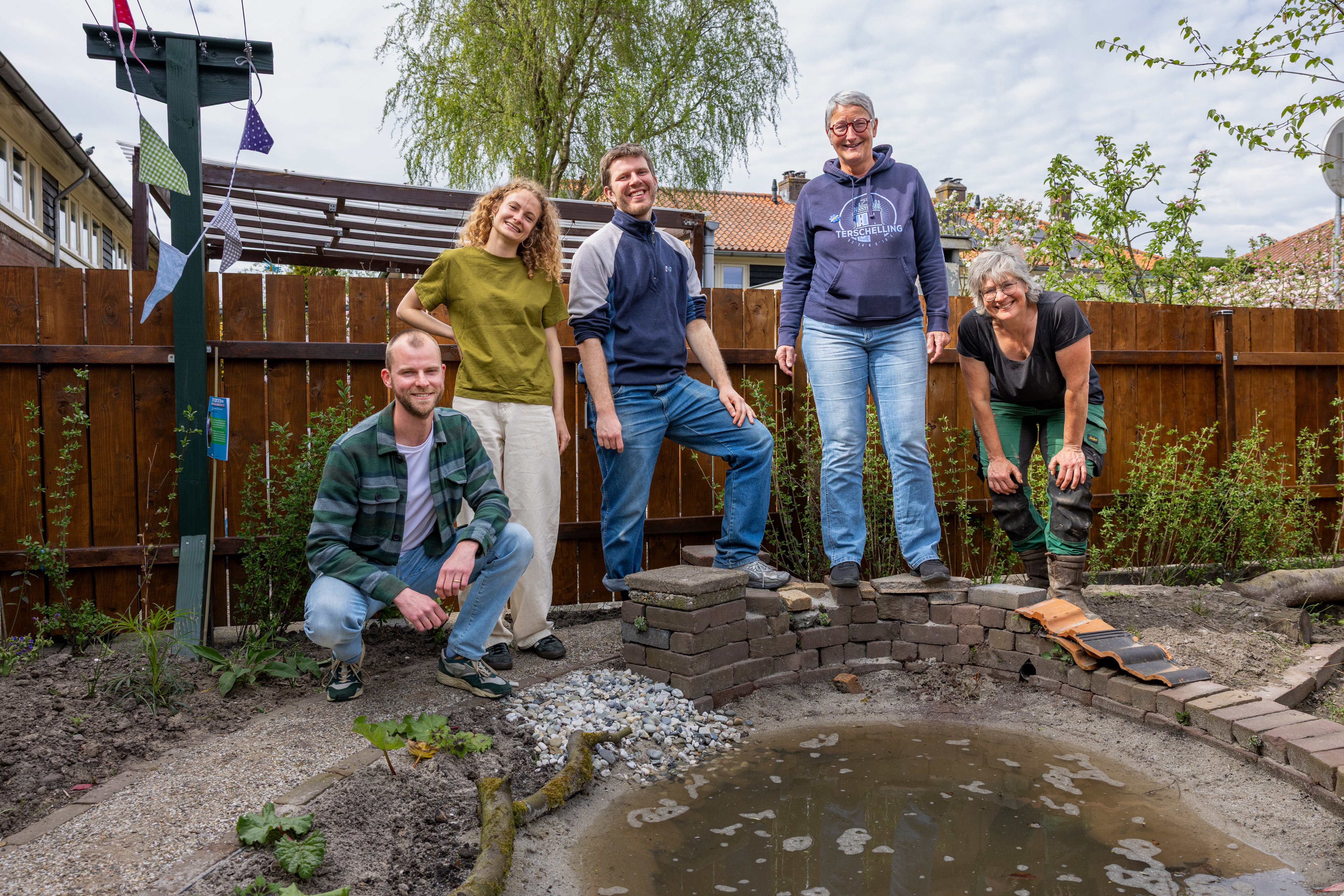 Bewoners Tuindorp Oostzaan bij de vijver
