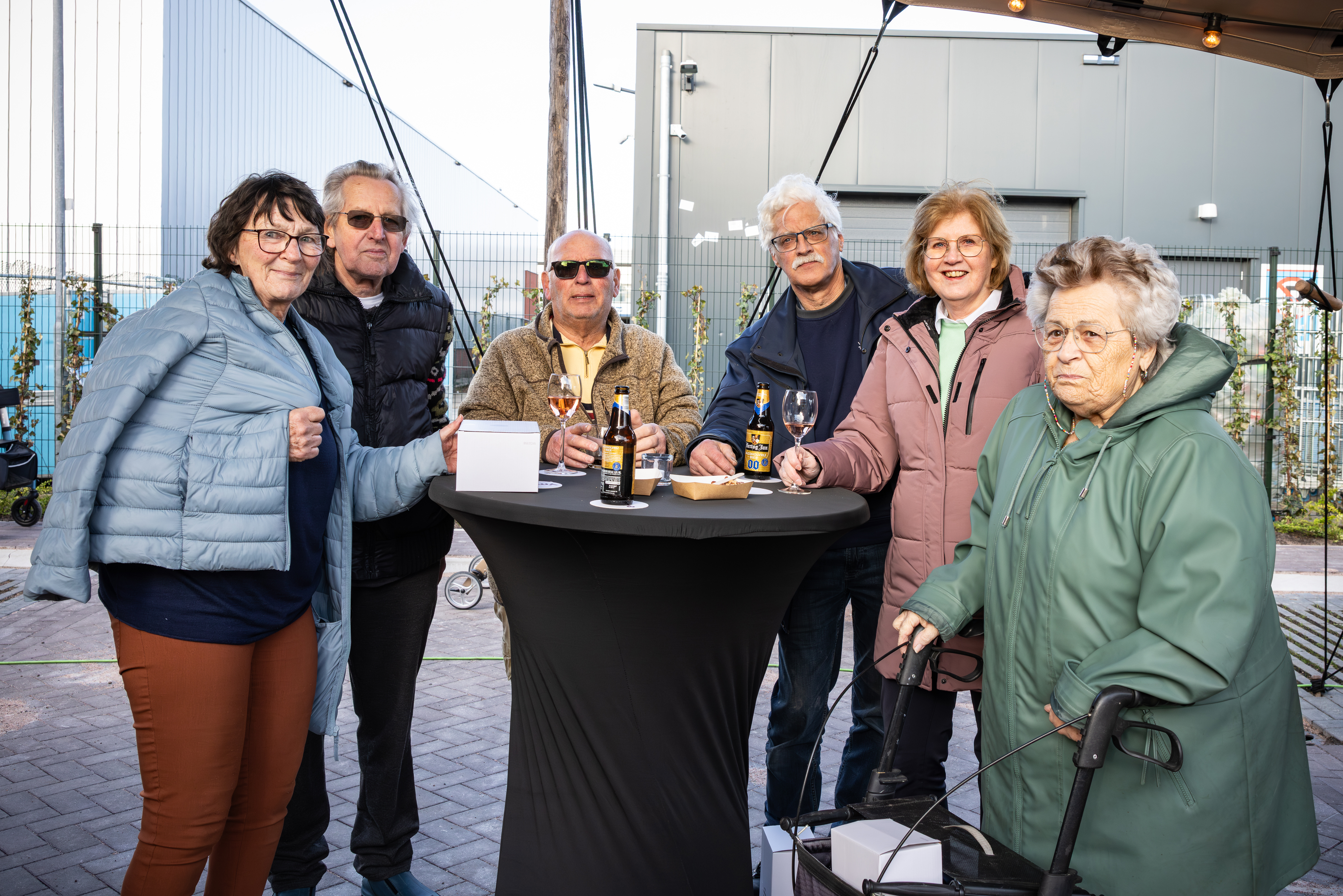 Gerard (derde van rechts) verhuisde samen met een groep buren uit de Oranjebuurt 