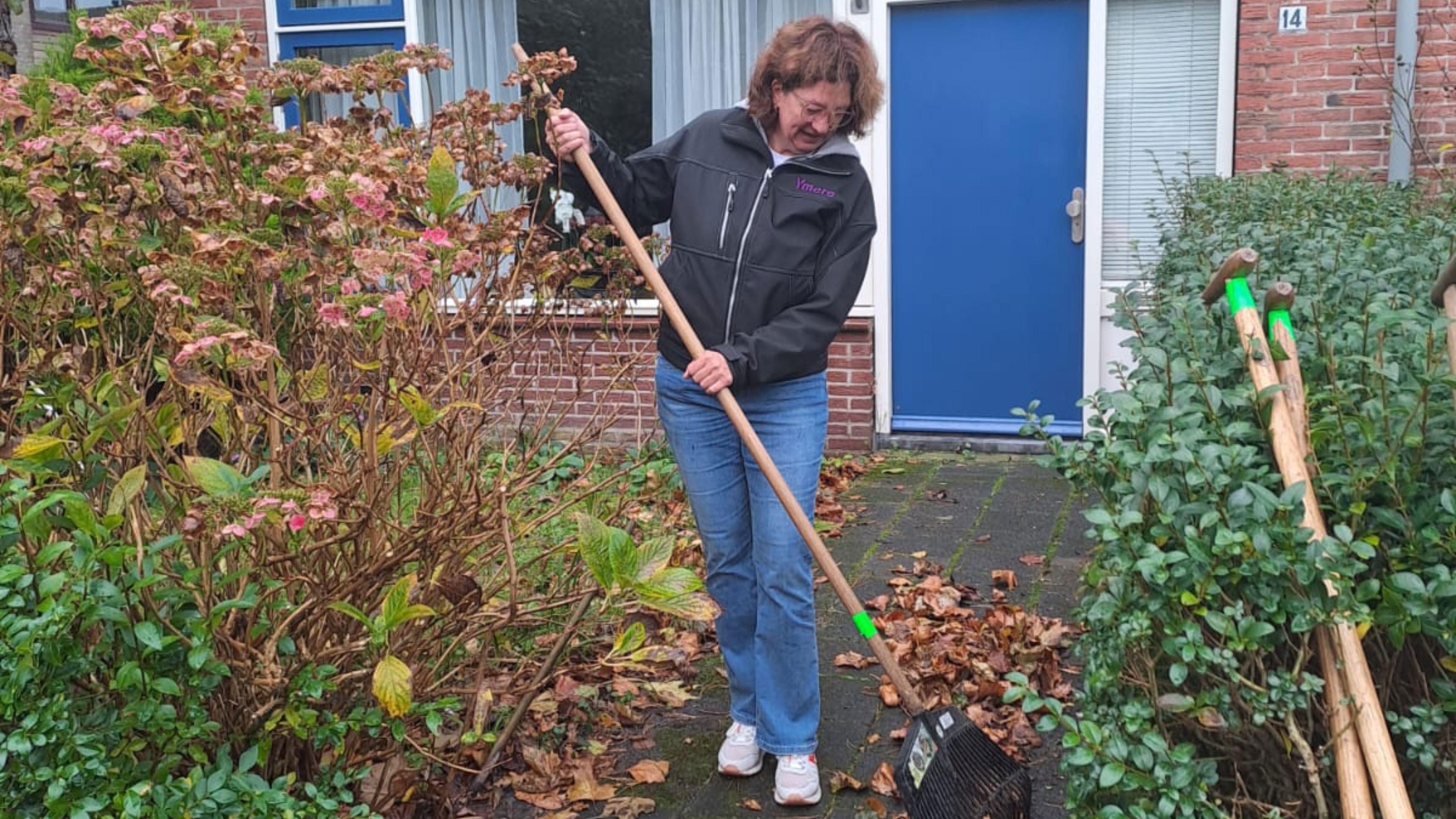 Ondanks het weer ging iedereen aan de slag, ook Marieke (consulent gebiedsbeheer)