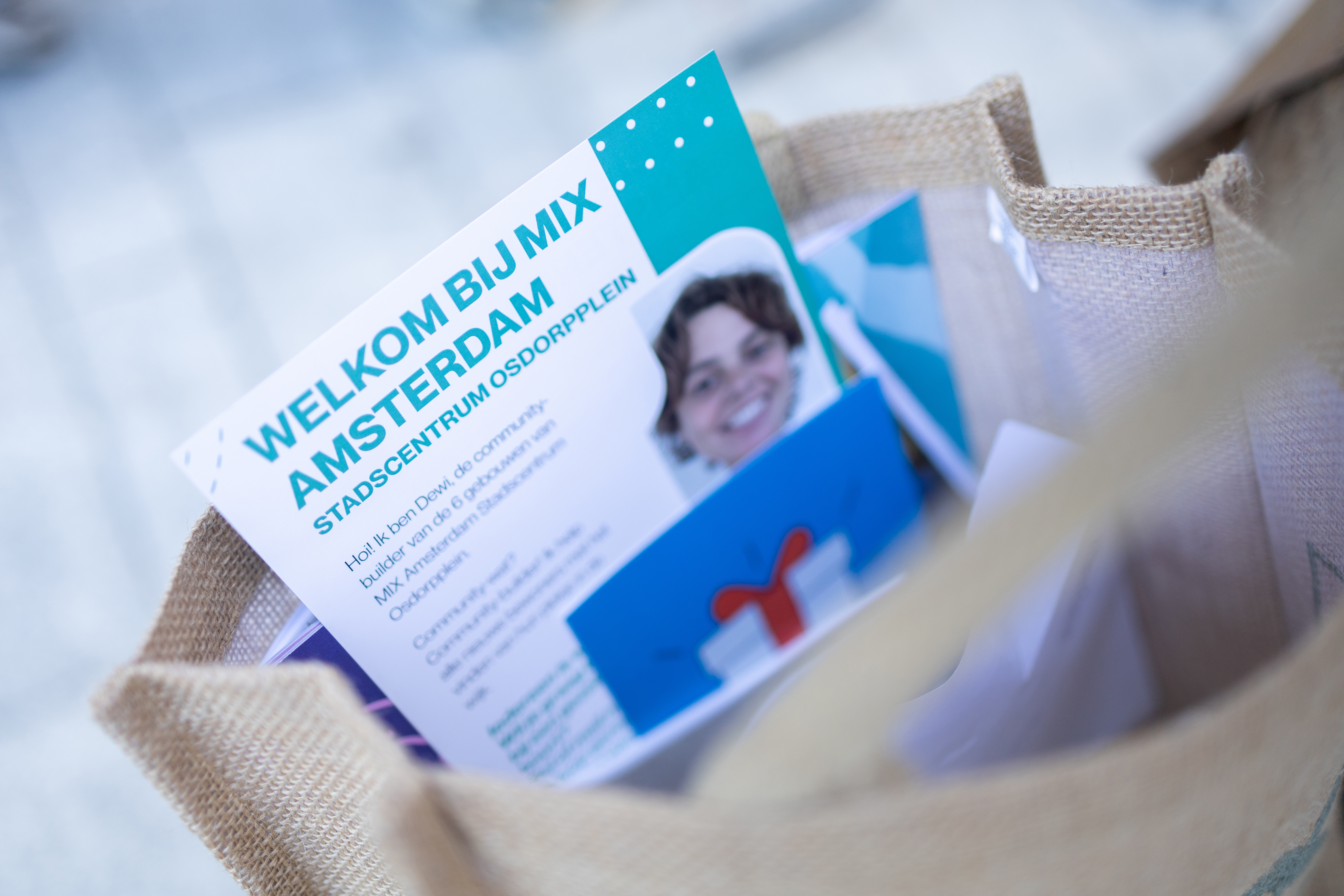 In de tasjes informatie waaronder een welkomstflyer van communitybuilder Dewi
