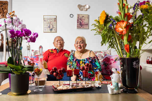 Echtpaar Met Veel Bloemen En Kleur