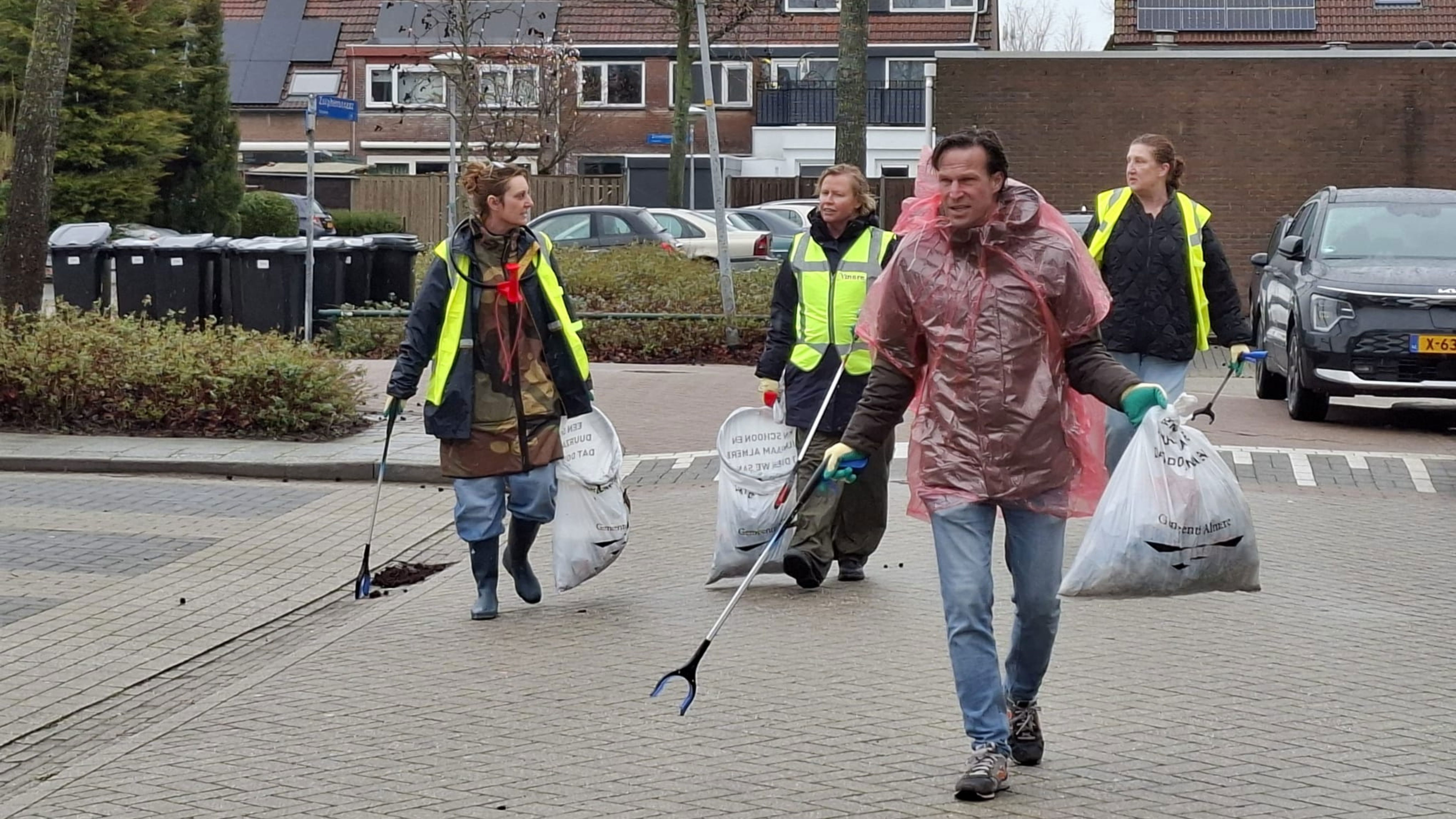Vrijwilligers in de Stedenwijk aan de slag voor een schone buurt