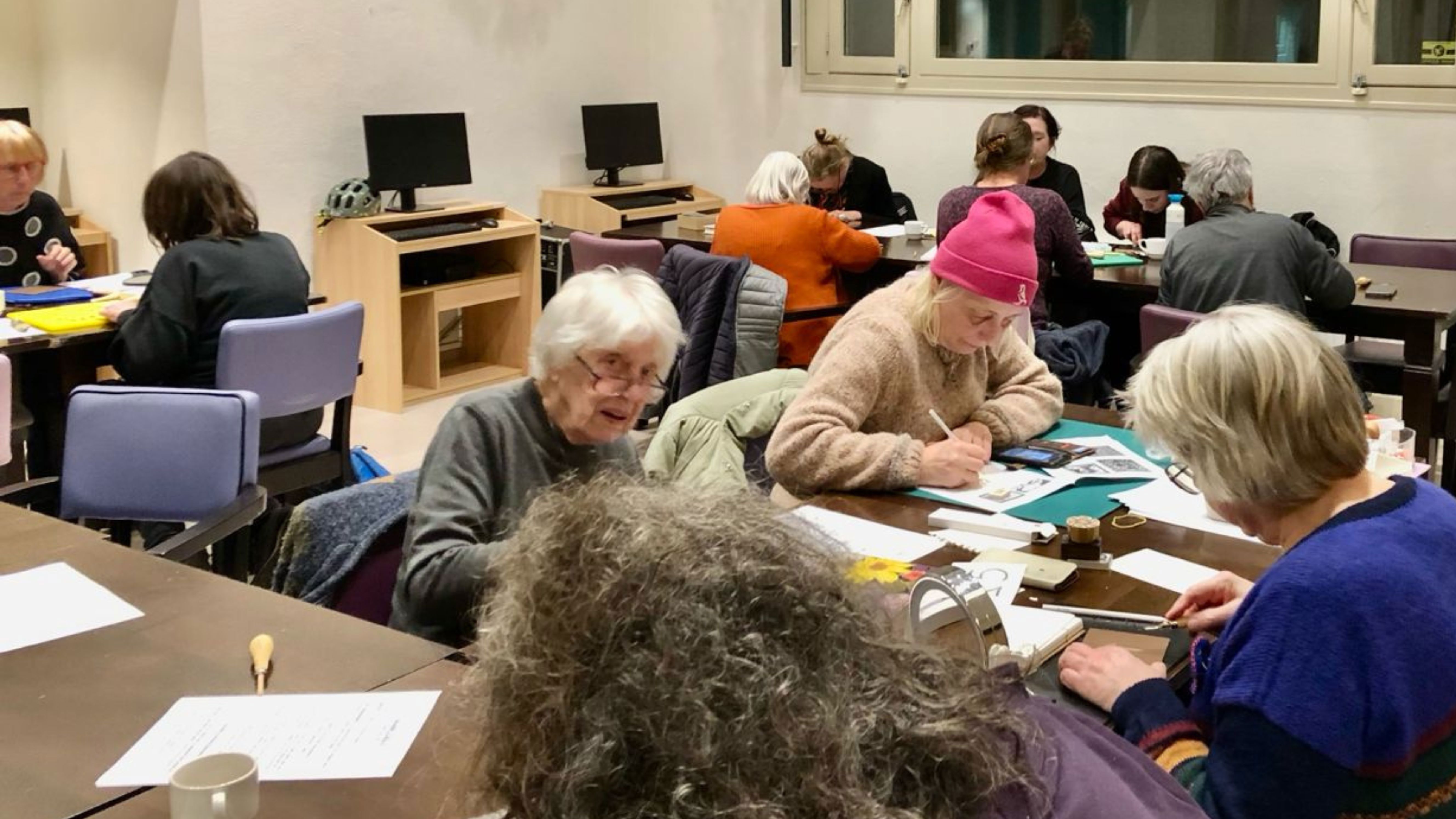 Hier is de kunstenaarsgroep aan het werk