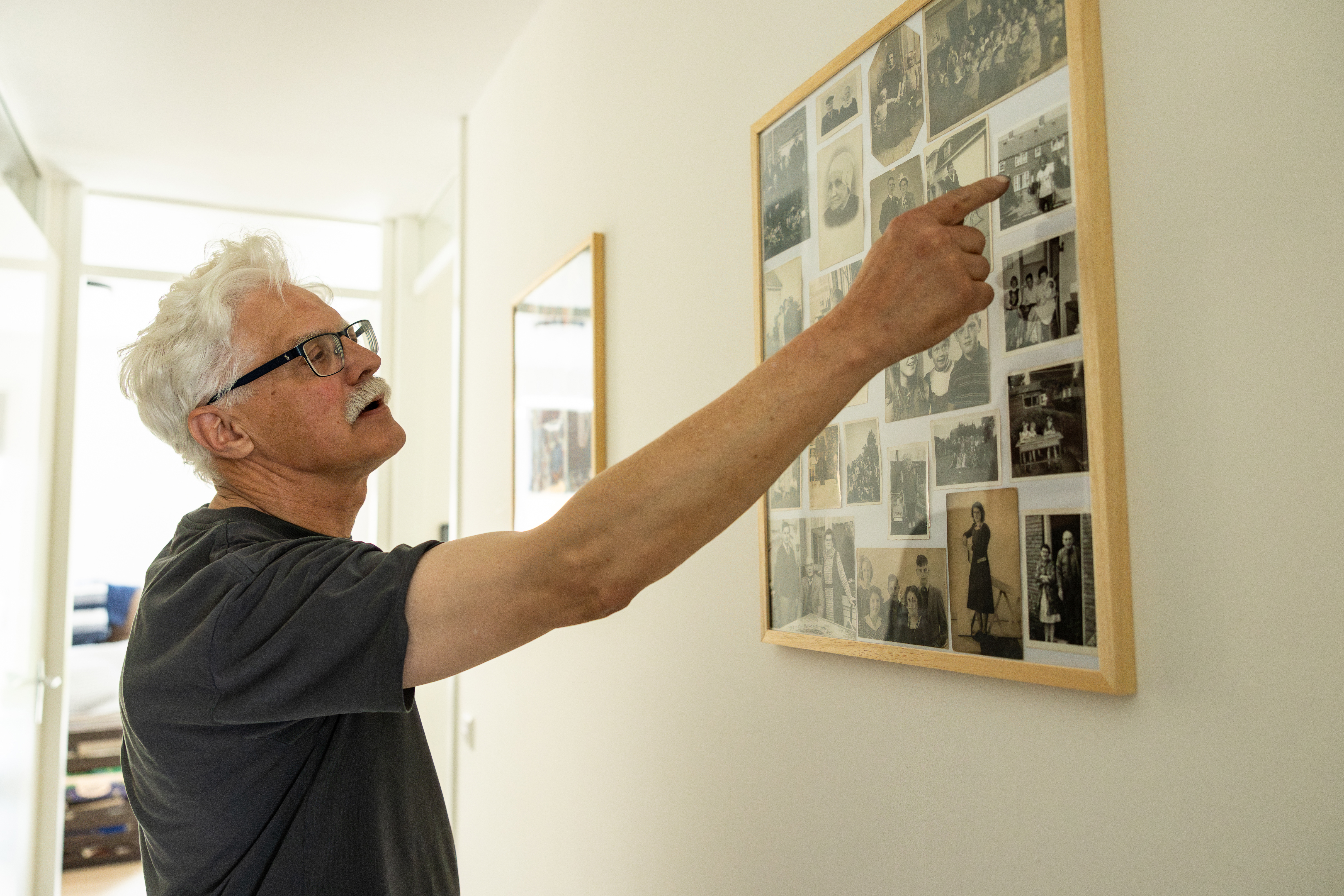 Gerard laat de posters over de geschiedenis zien