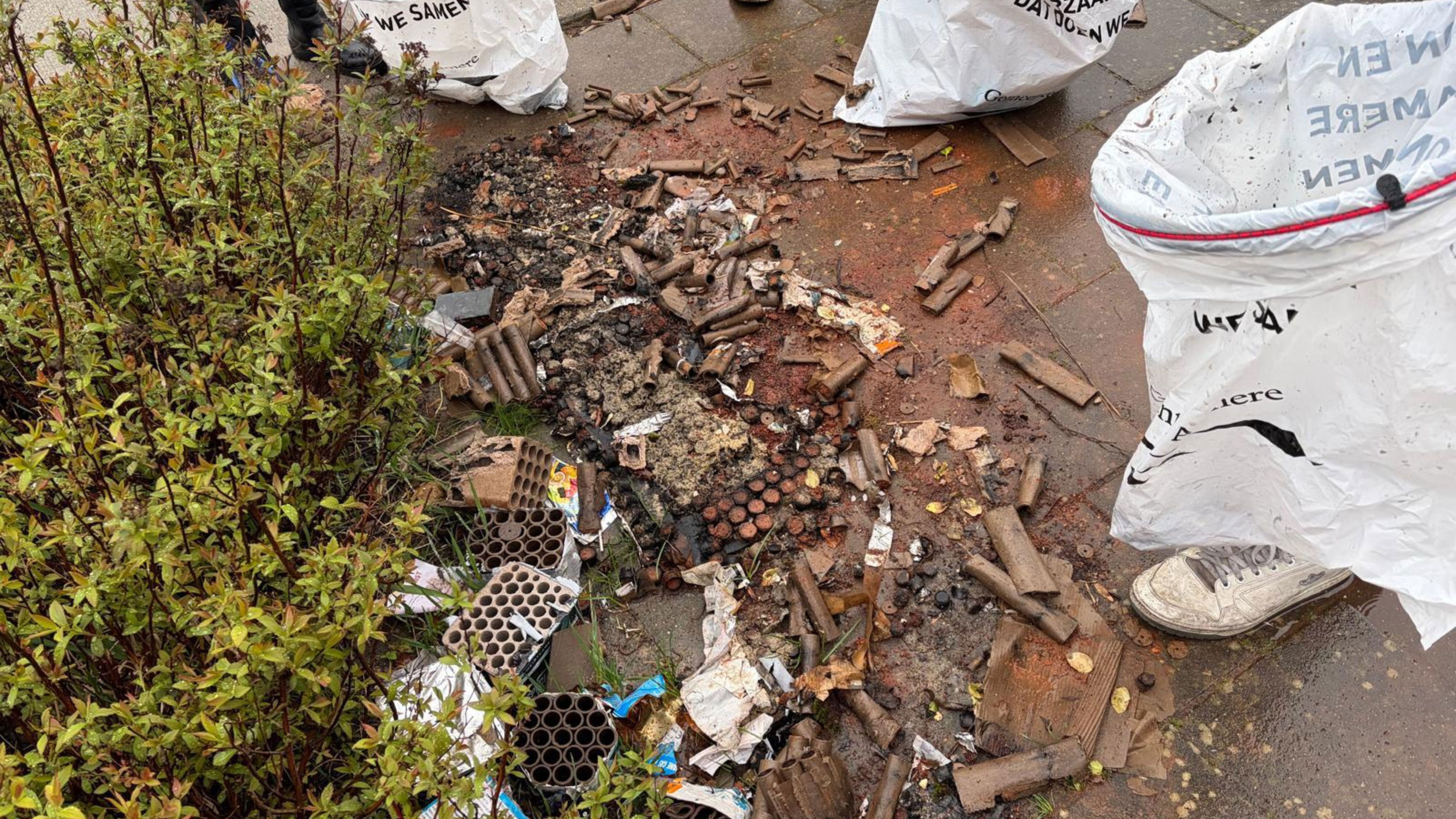 Naast sigarettenpeuken lag er opvallend veel vuurwerkafval