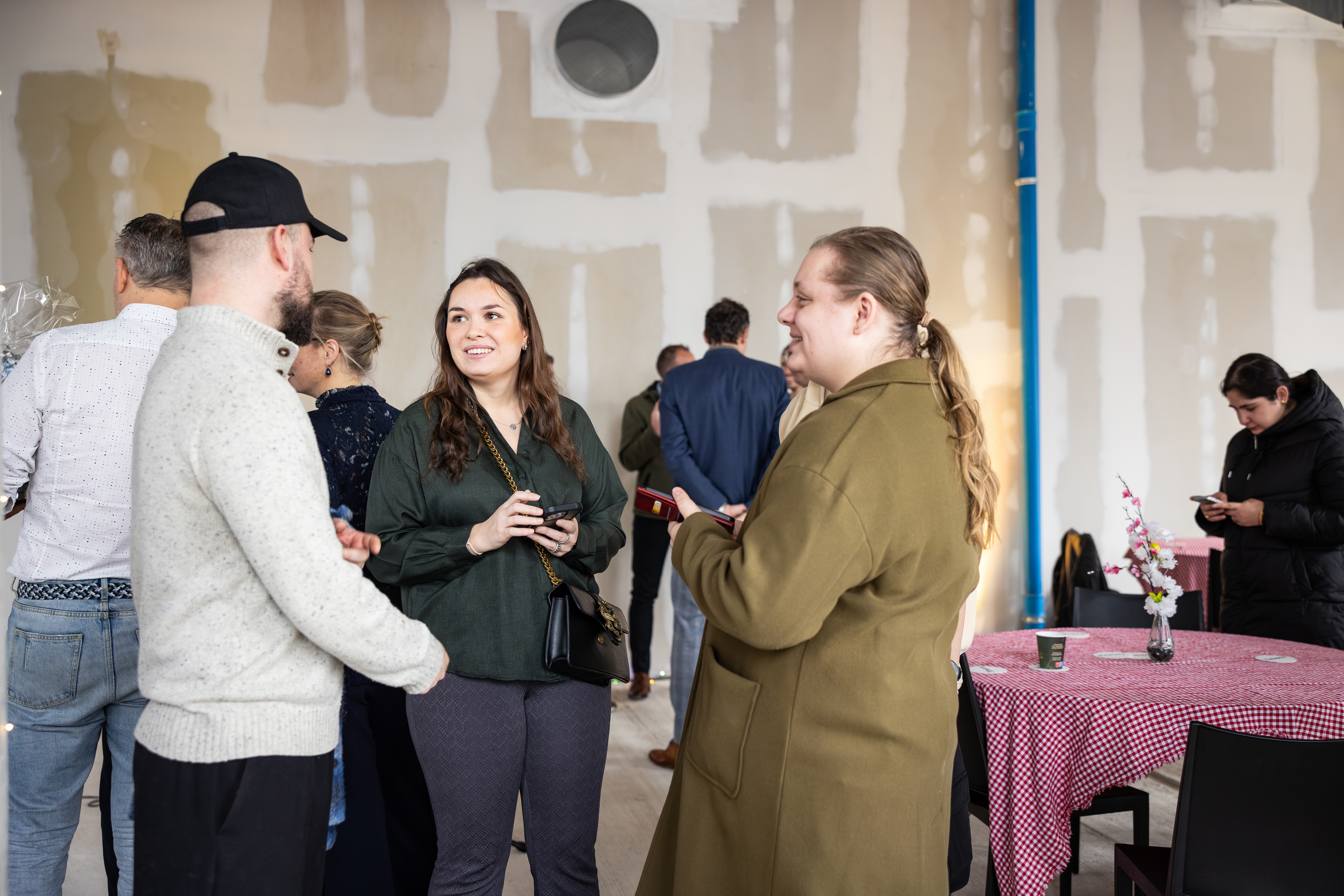 Maysa heeft leuk contact met haar buren