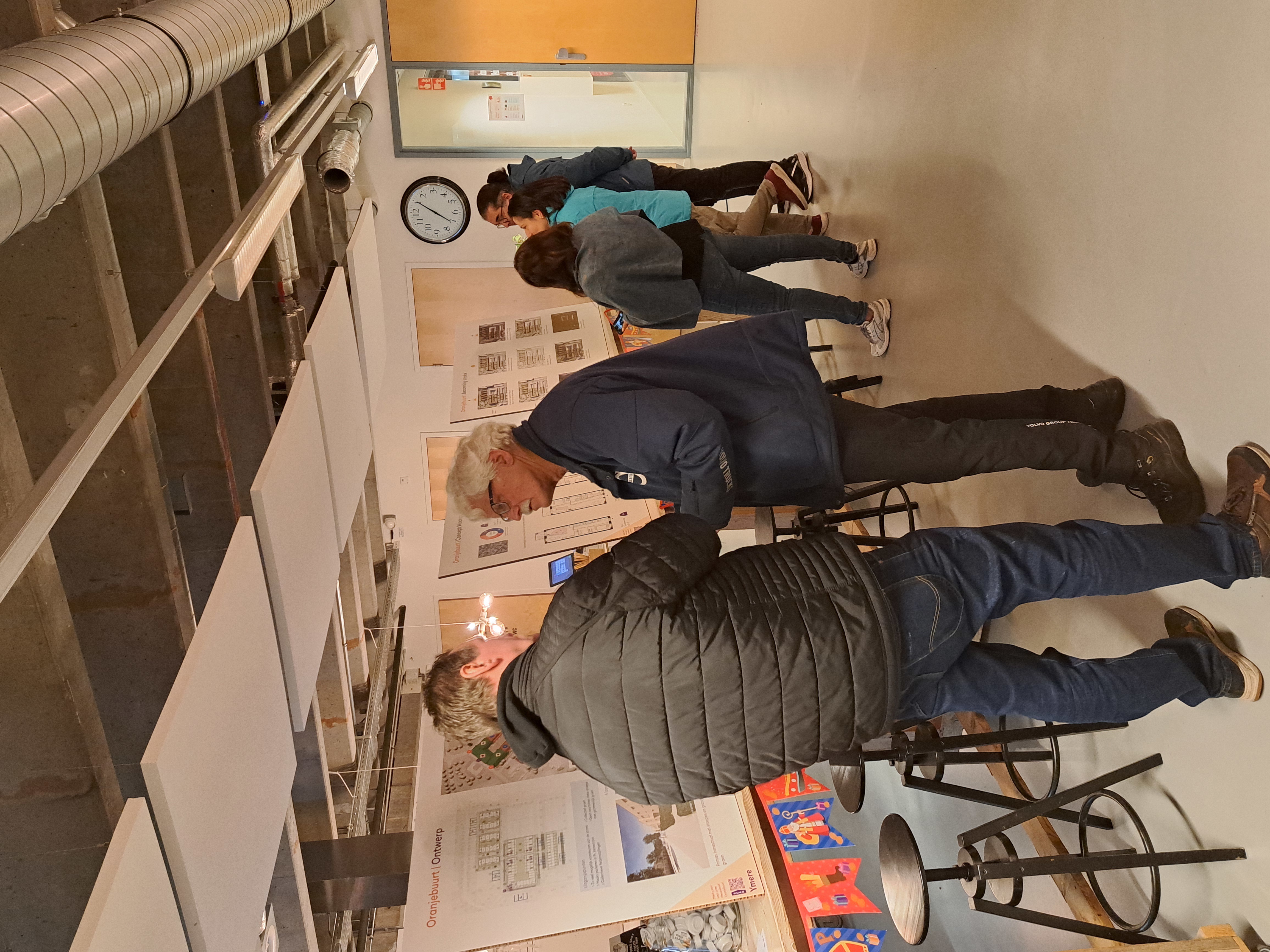 Belangstellenden bij de inloopbijeenkomst 20 november 2025