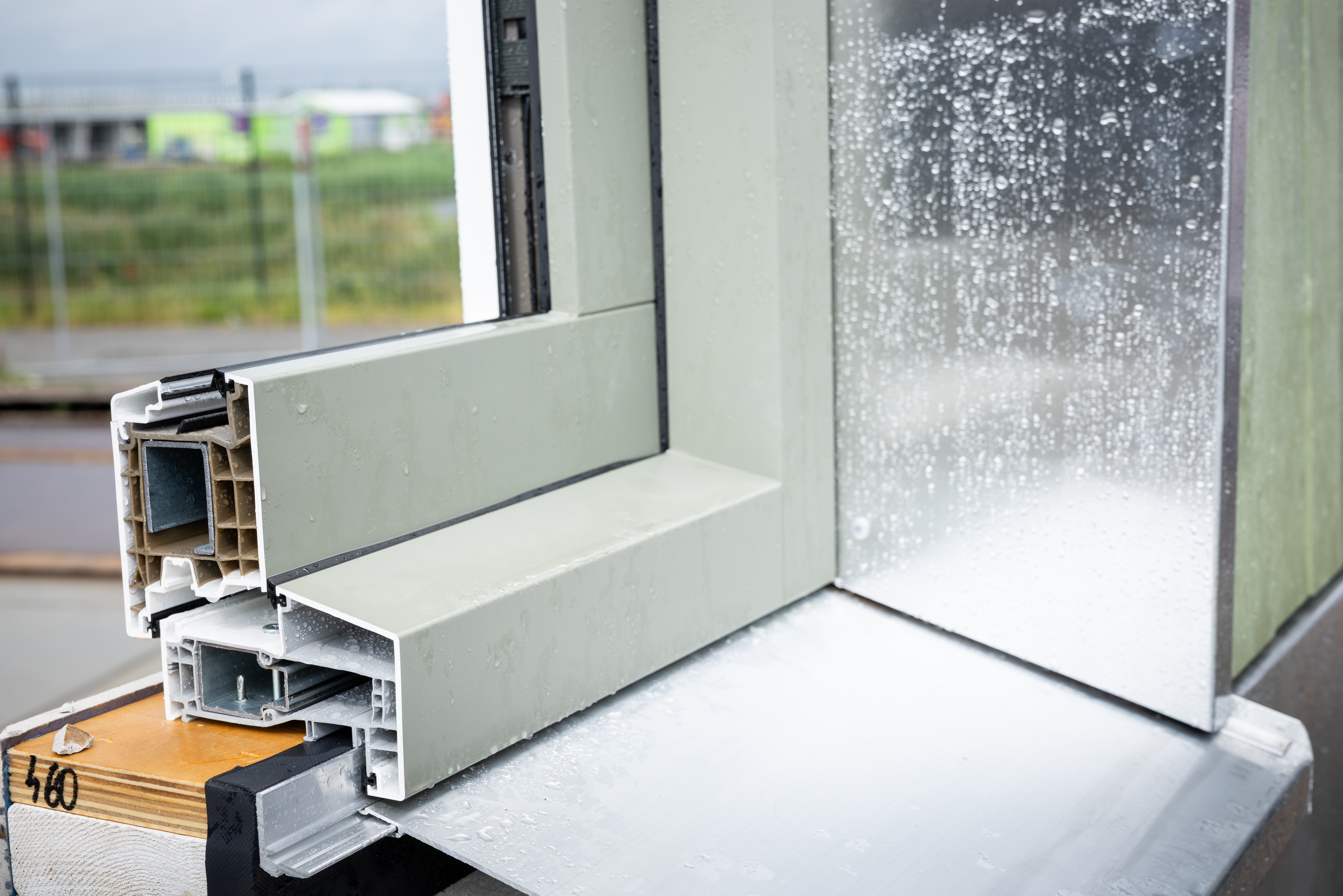 Een detailfoto van de doorsnede van de proefmuur met o.a. gerecycled plastic (Pretty Plastic)