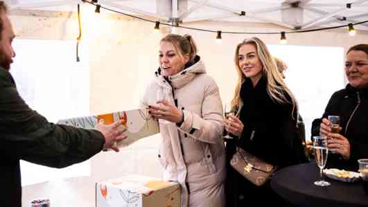 Bewoners Nobelhorst Nemen Pakket In Ontvangst