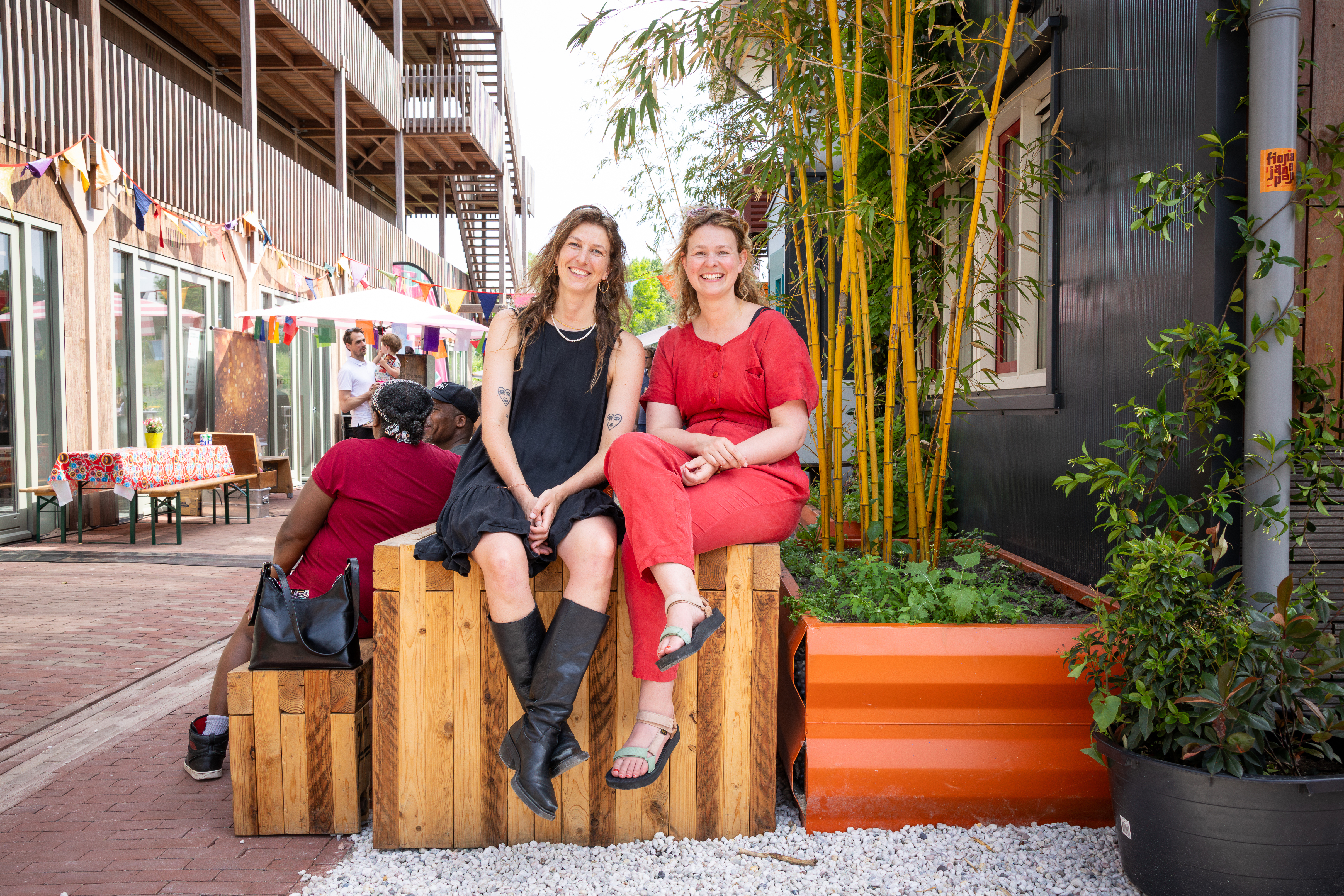 Communitybuilders Hanneke en Fleur helpen bewoners met de community