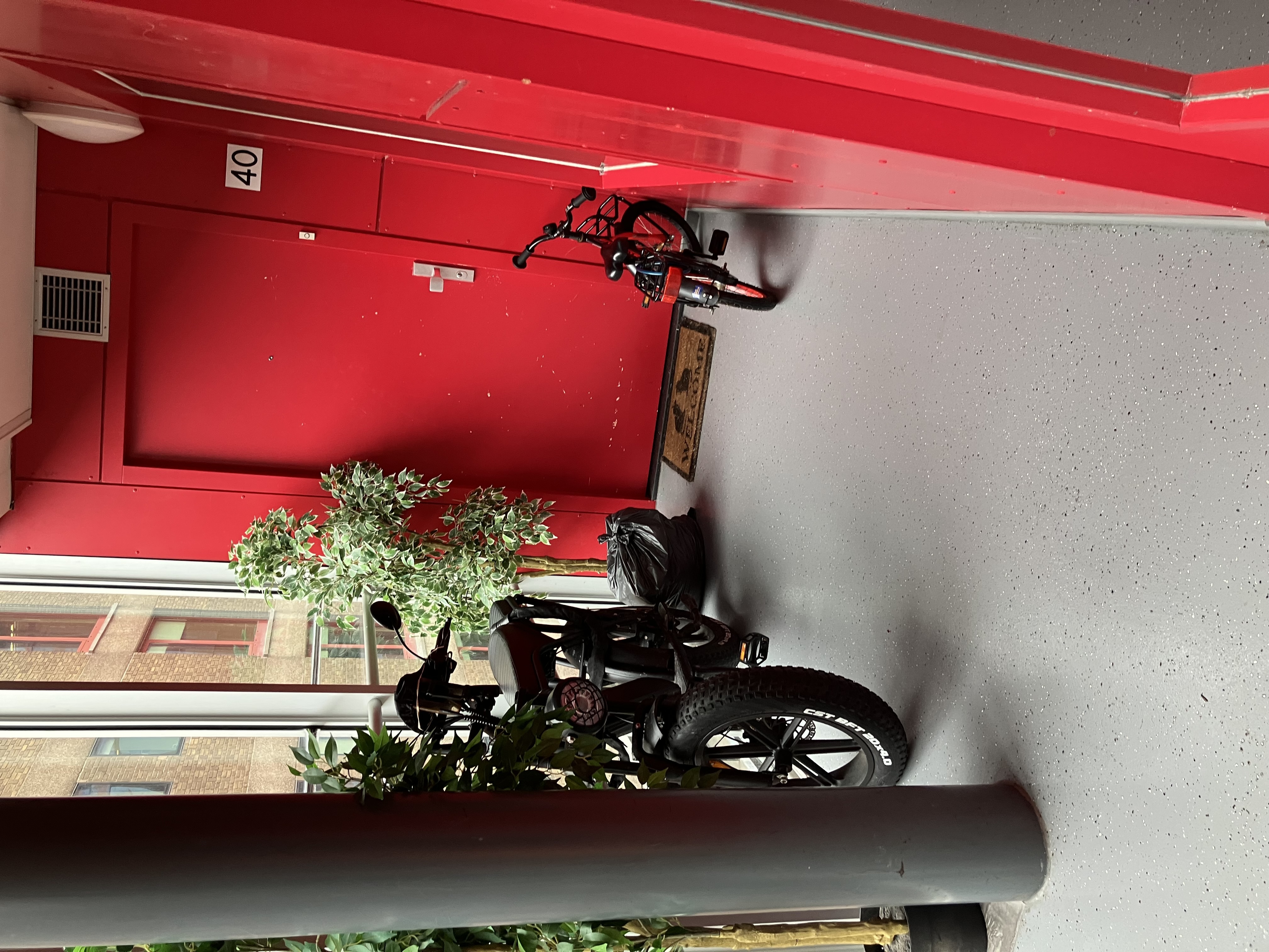 Spullen staan in de vluchtroute, waaronder een e-bike