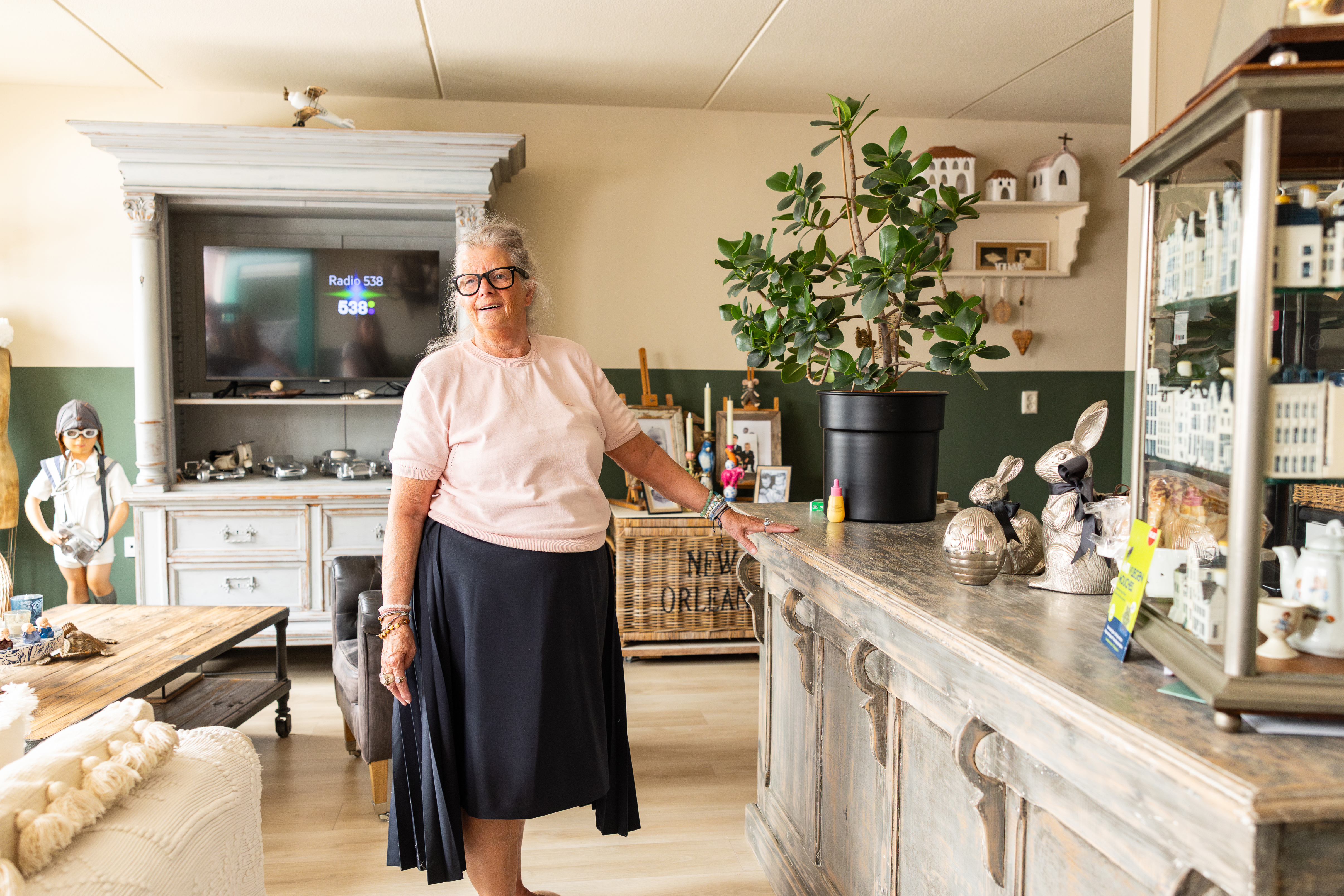 Het huis is warm en persoonlijk ingericht, het voelt alsof ze er al jaren woont