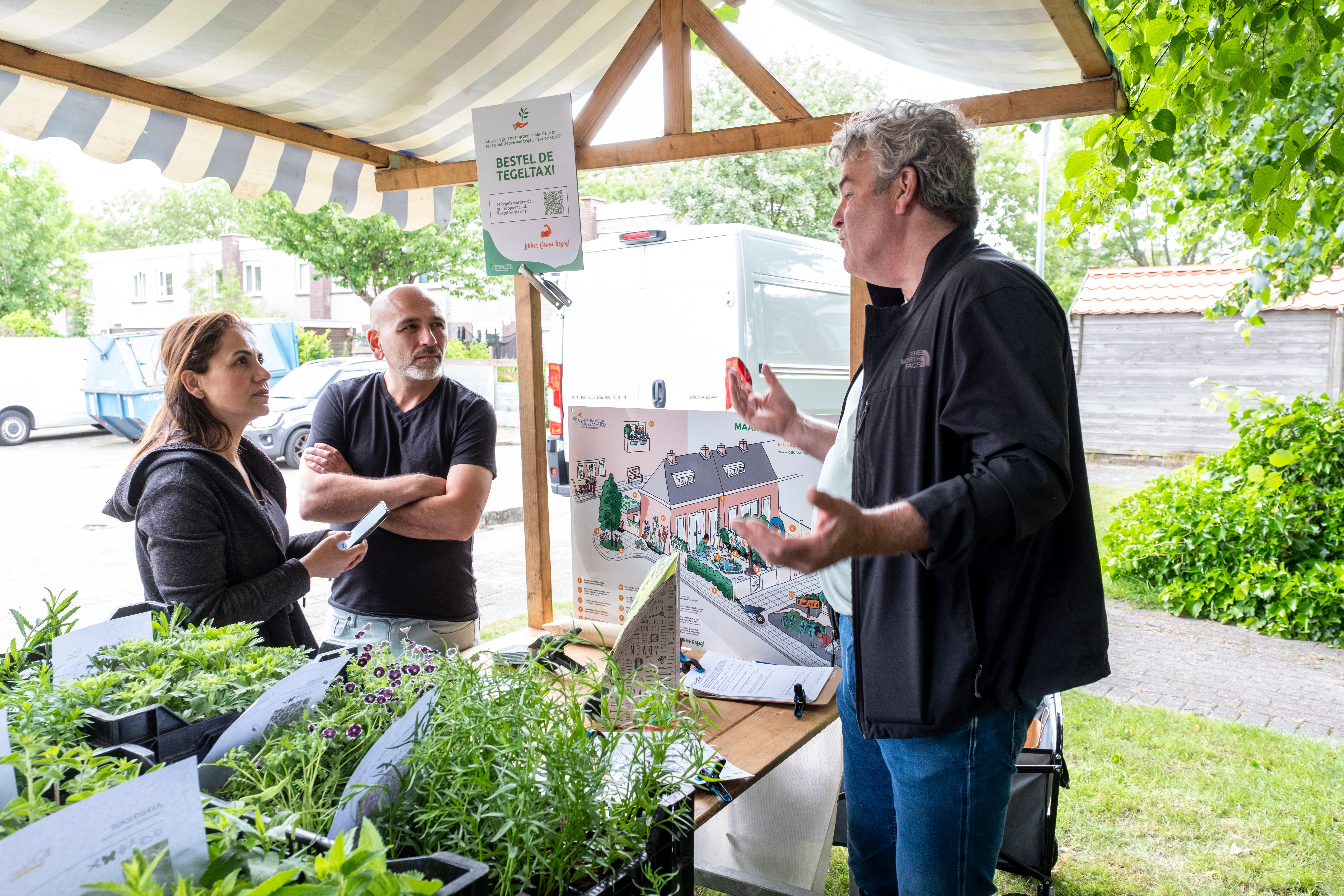 Er waren plantjes namens de bewonerscommissie: meer groen en minder tegels