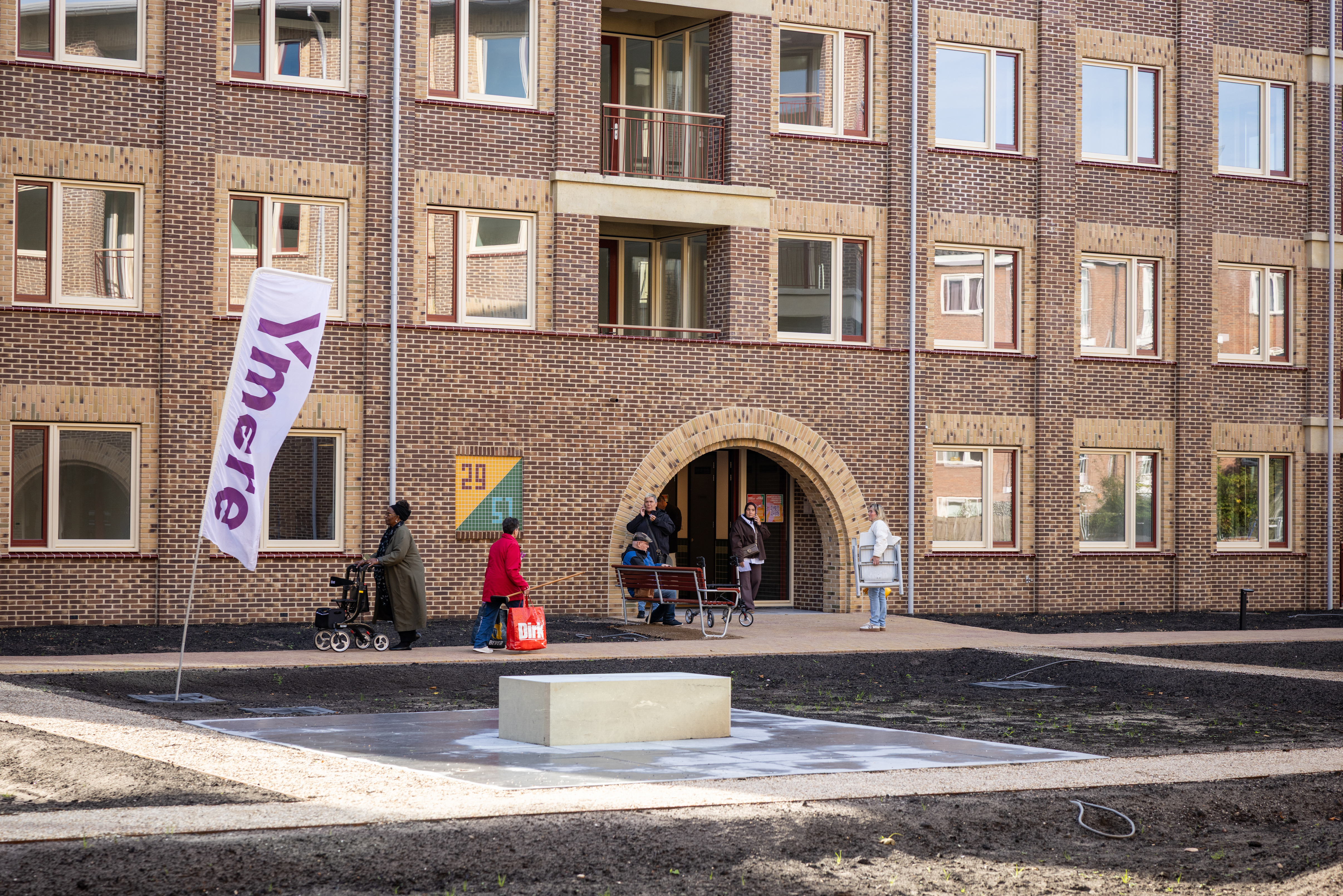 Bewoners zijn met spullen in de weer en komen elkaar tegen