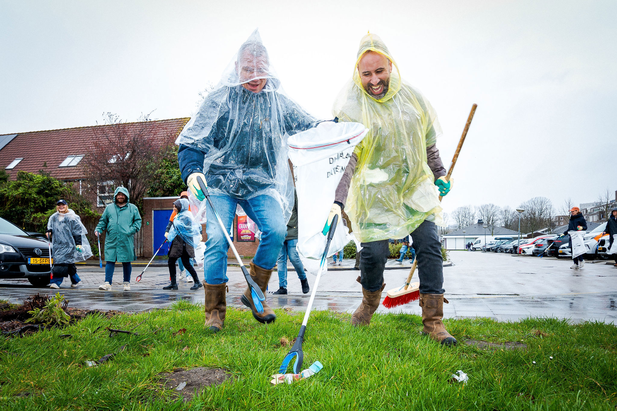 Met prikker en vuilniszak op zoek naar afval op straat