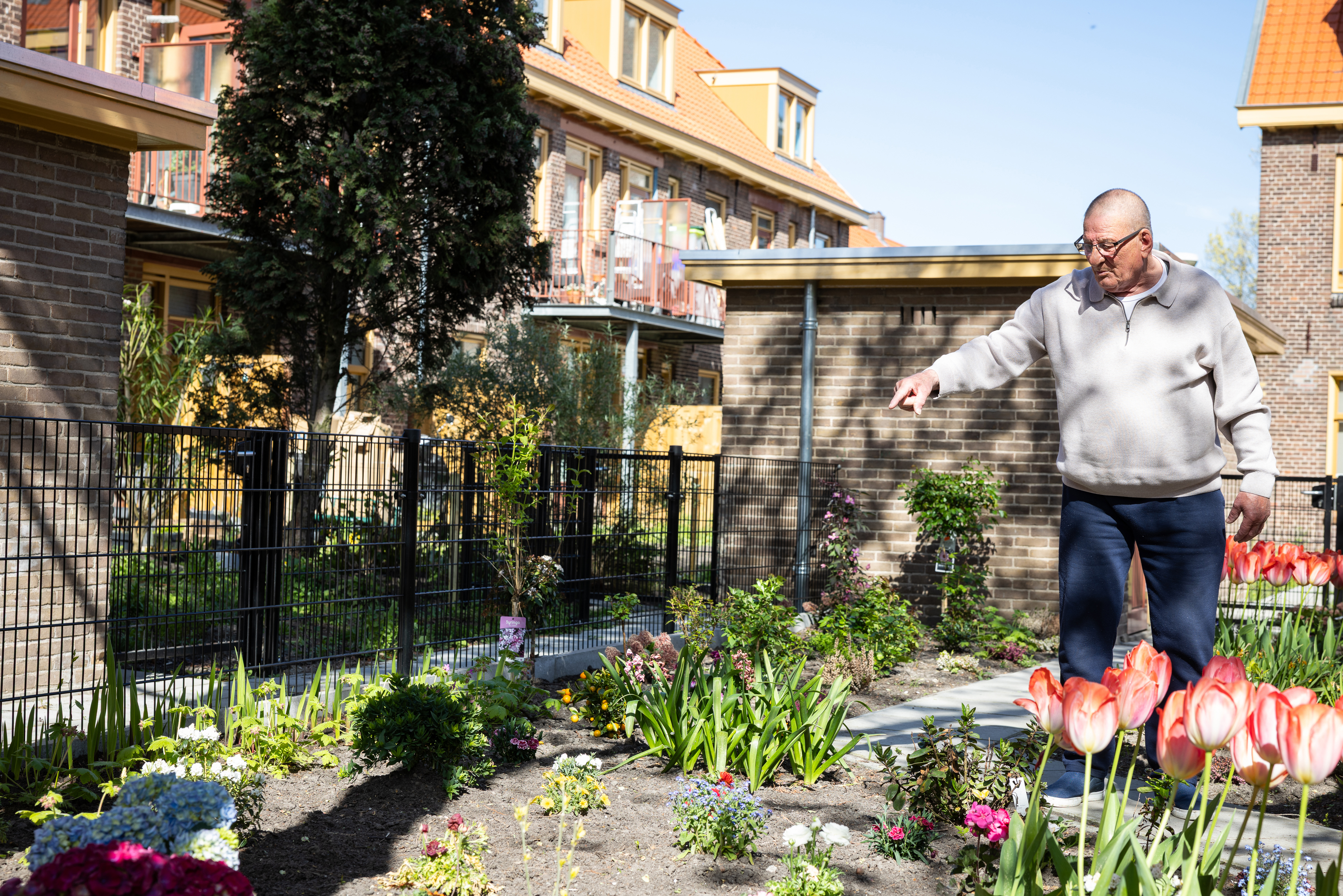 Bewoner Jan verzorgt met liefde zijn tuin