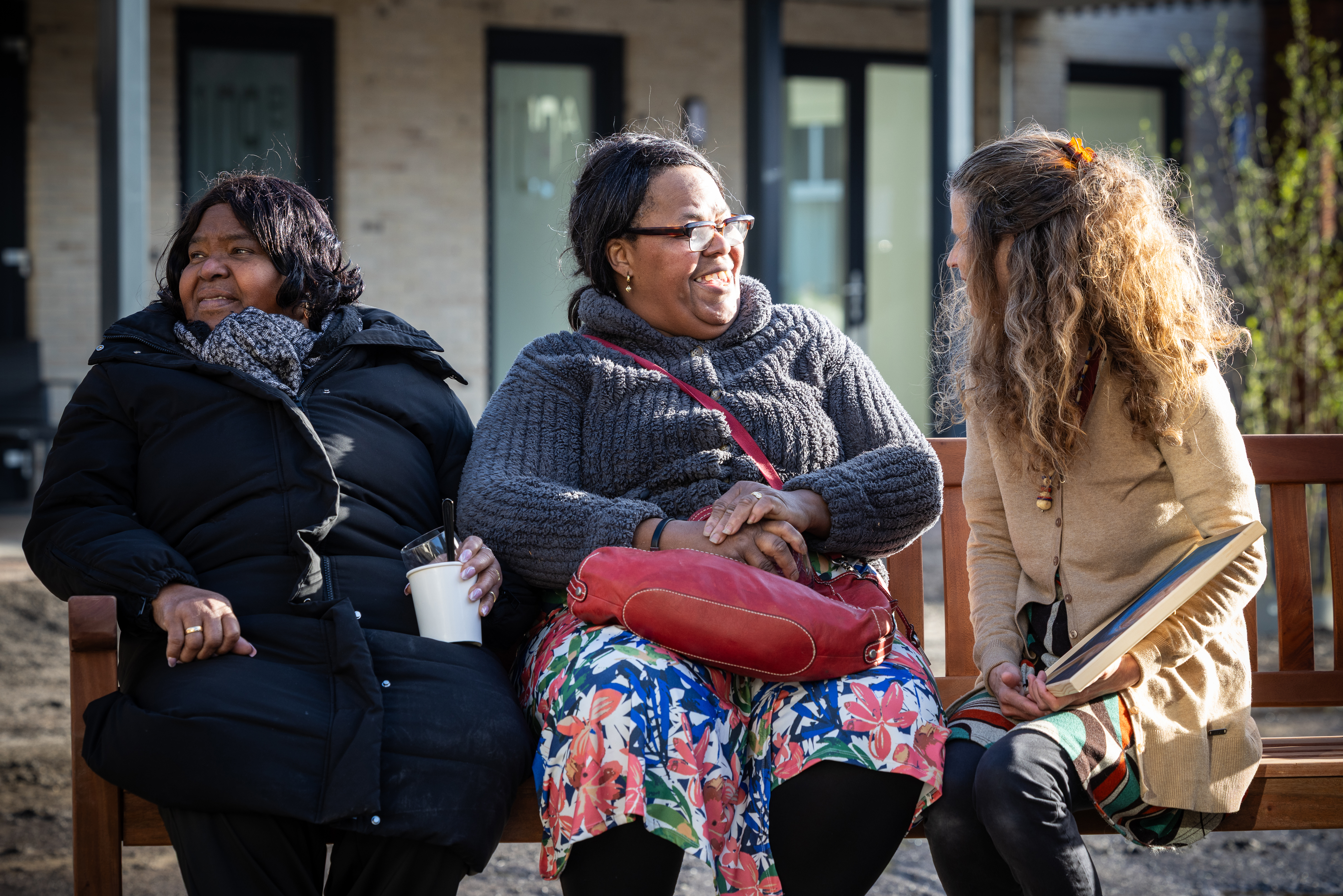 Nieuwe bewoners drinken koffie met de achternicht van voormalig bewoner Tante Lies (woonde 90 jaar in voormalige woningen op deze plek) 